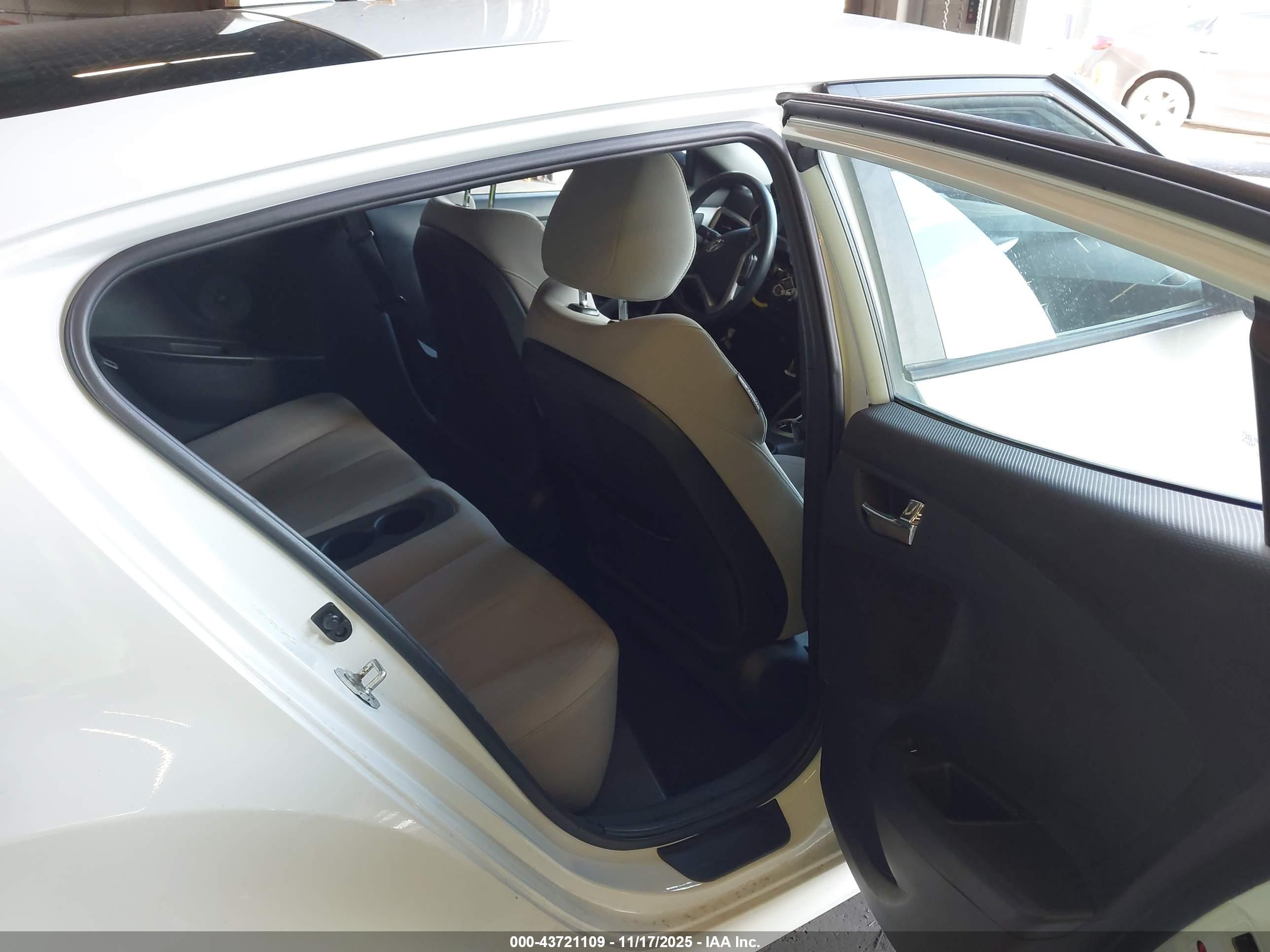HYUNDAI VELOSTER image 8