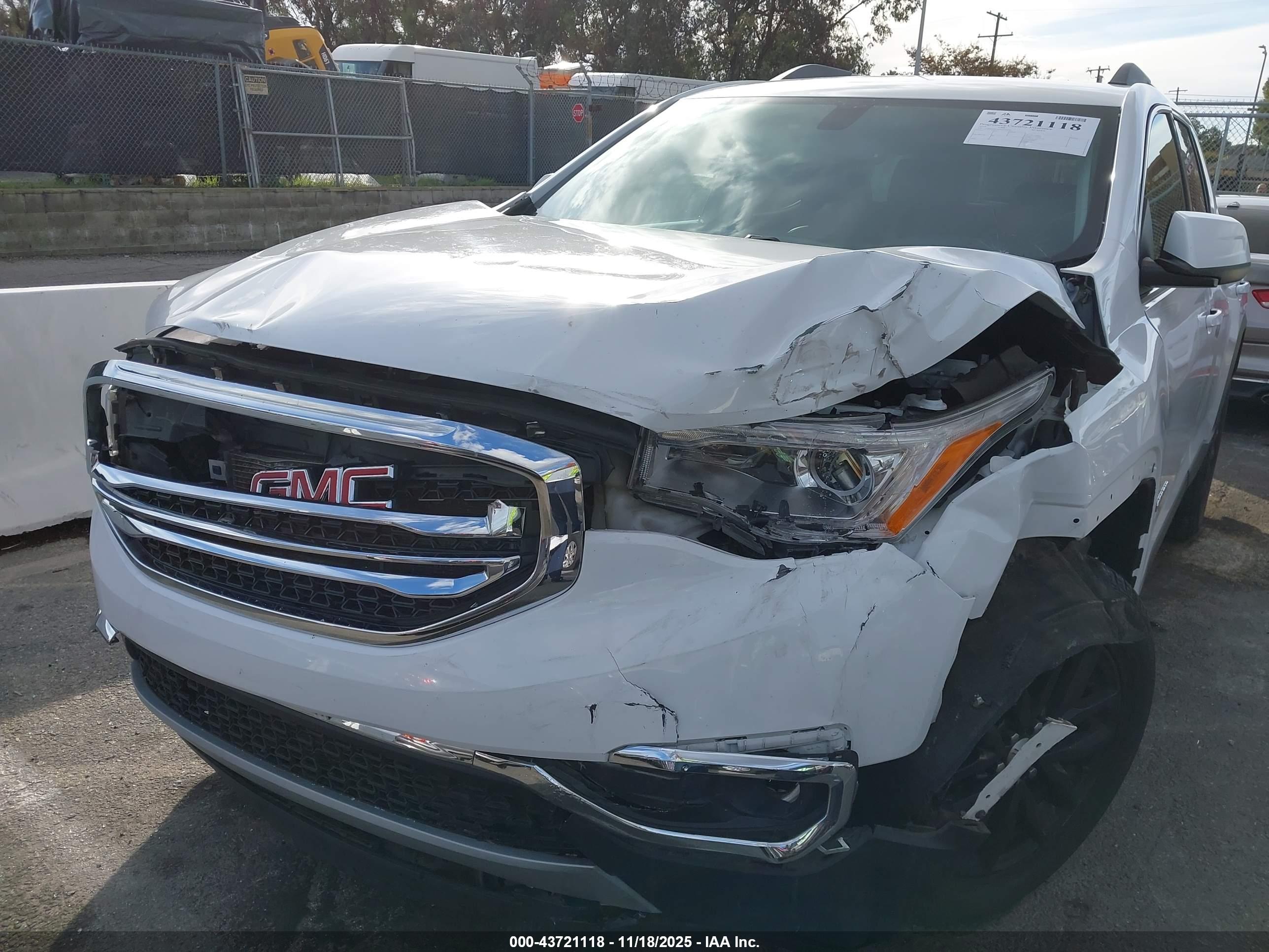 GMC ACADIA image 6