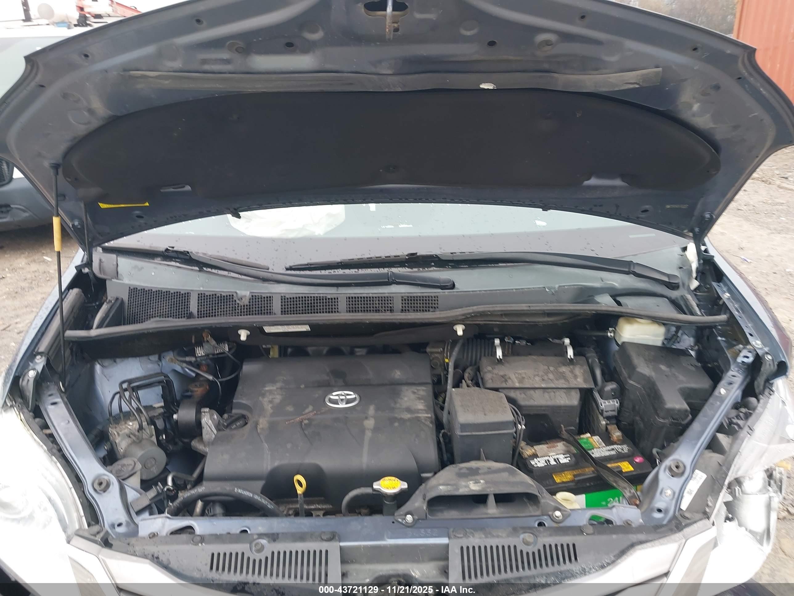 TOYOTA SIENNA image 10