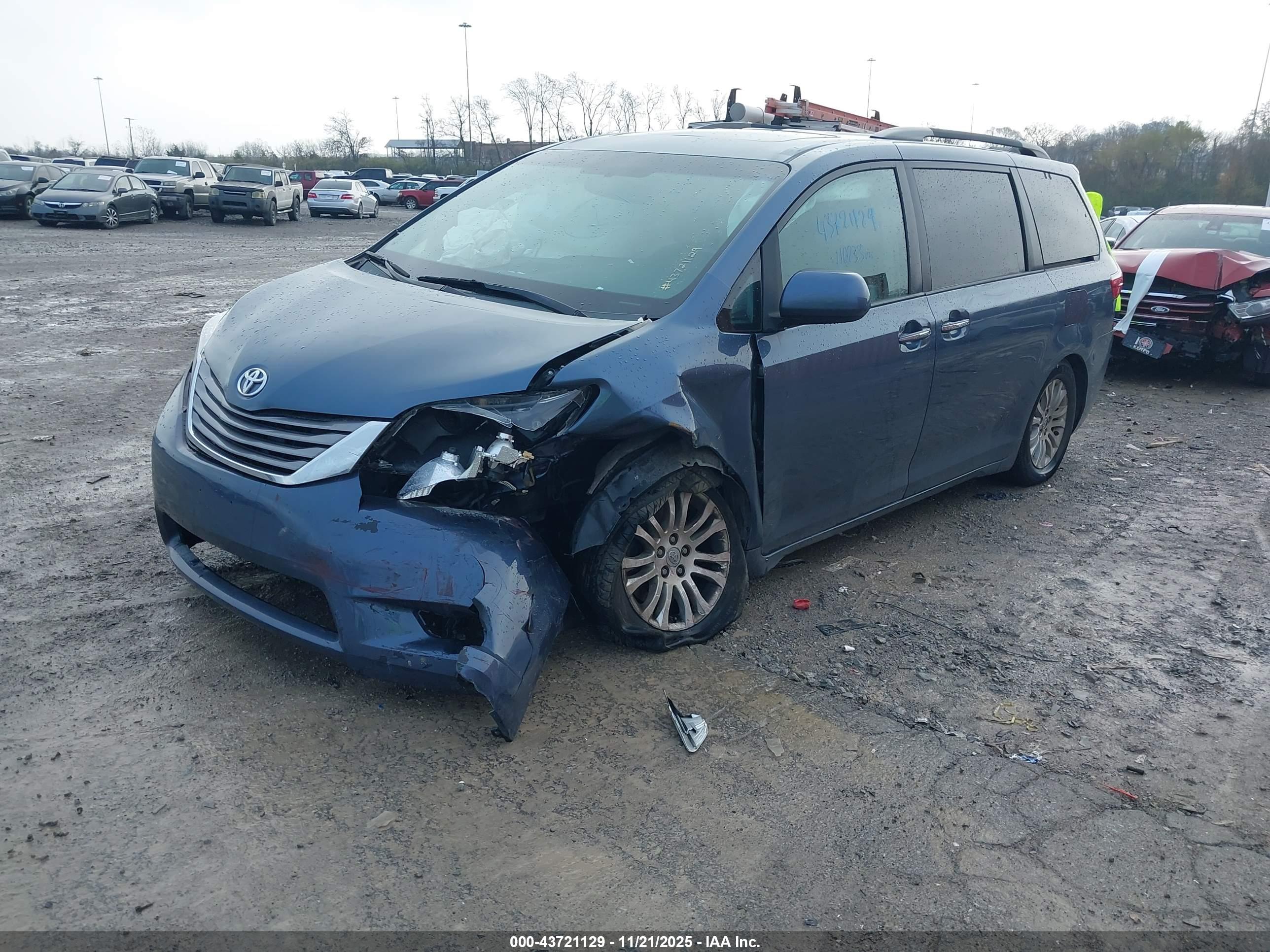 TOYOTA SIENNA image 2