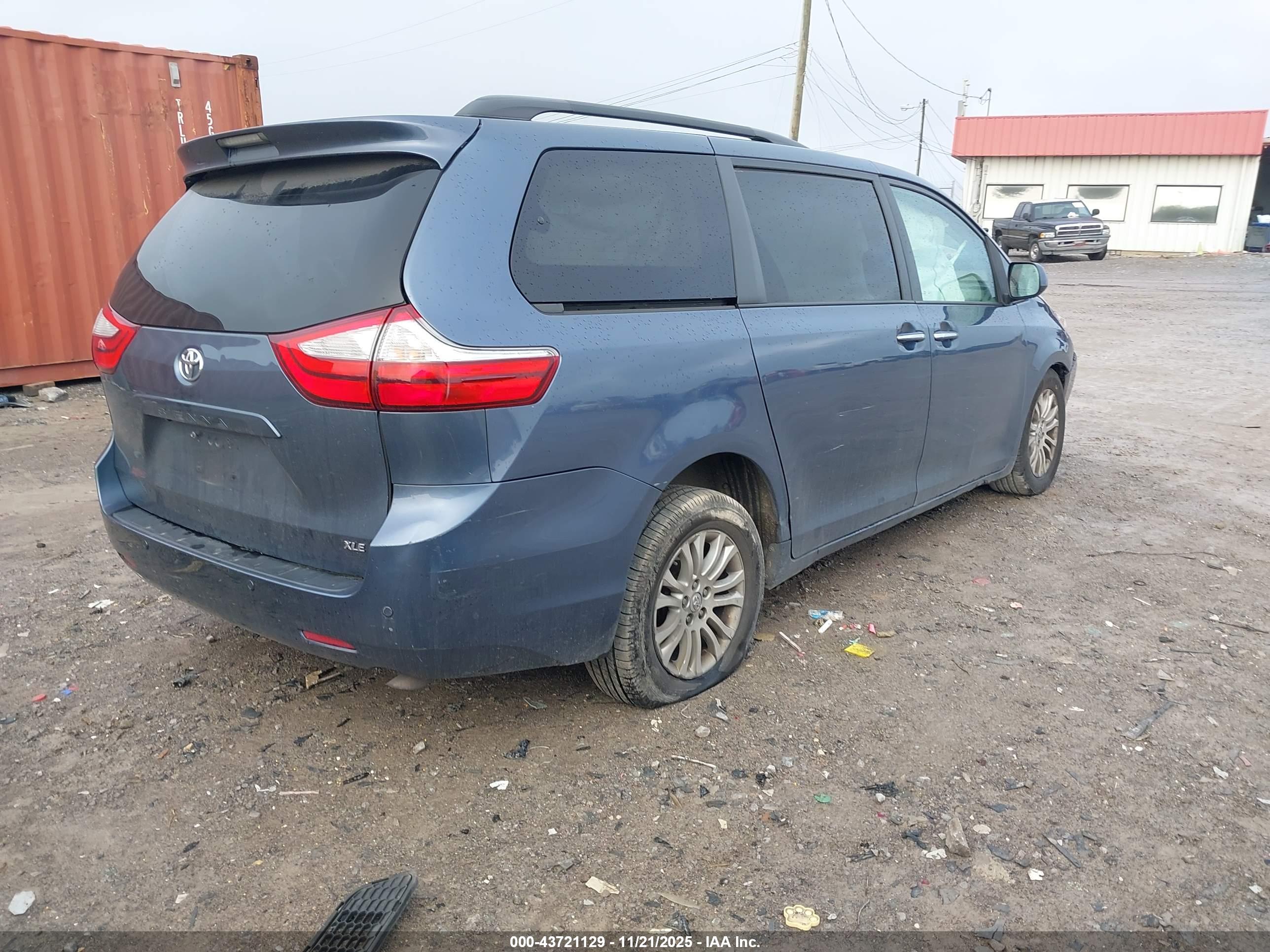TOYOTA SIENNA image 4