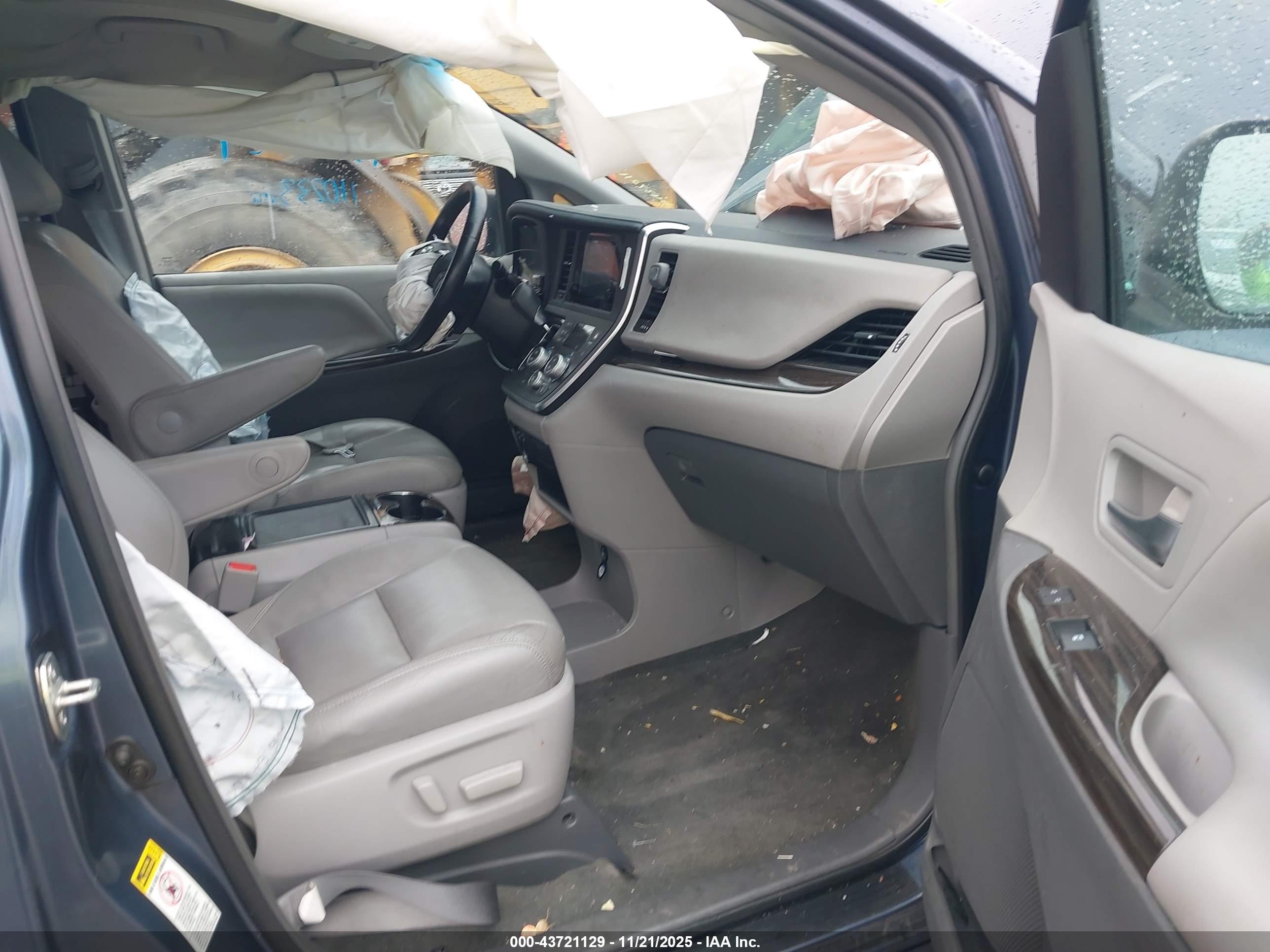 TOYOTA SIENNA image 5