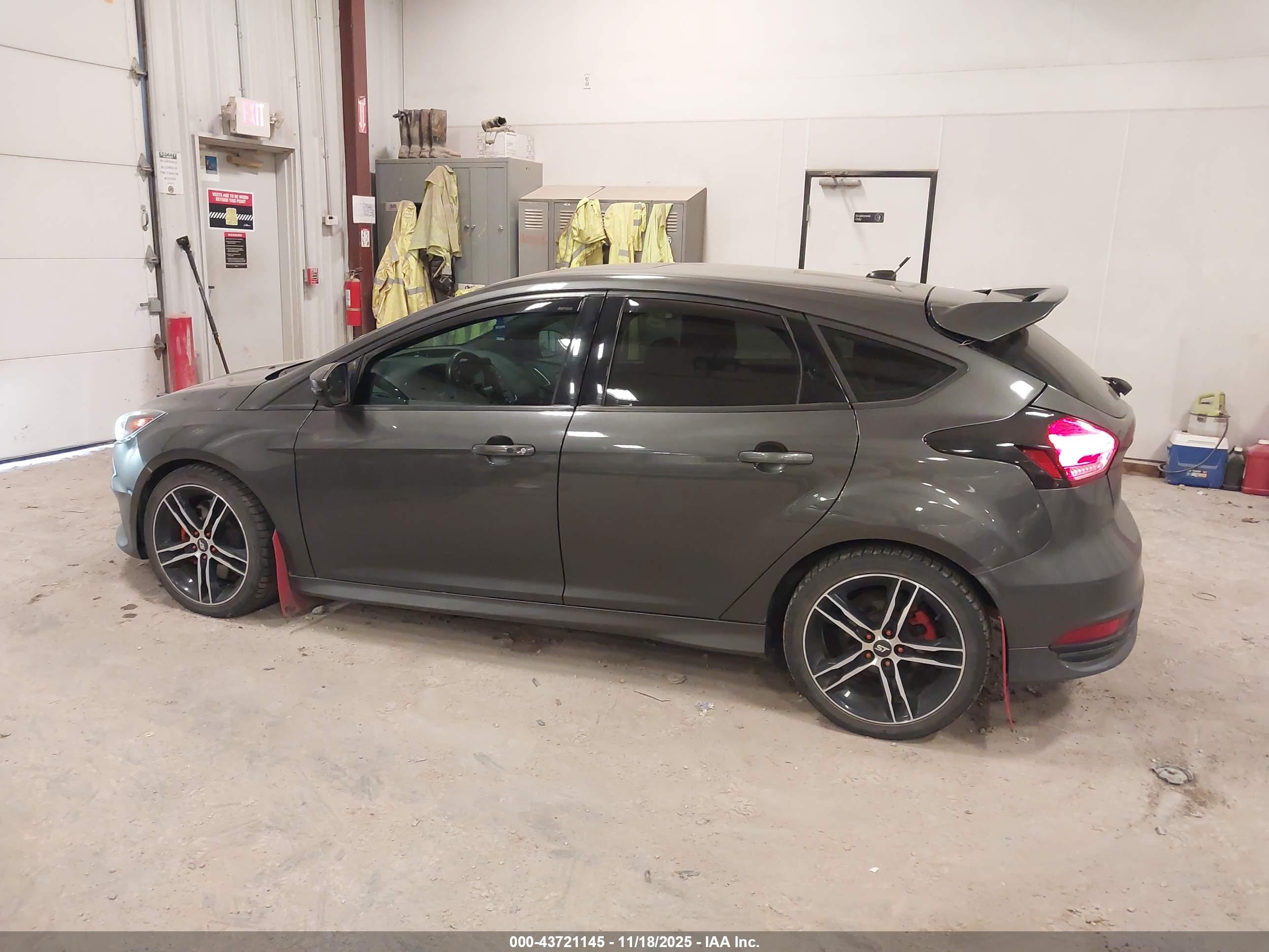 FORD FOCUS image 3