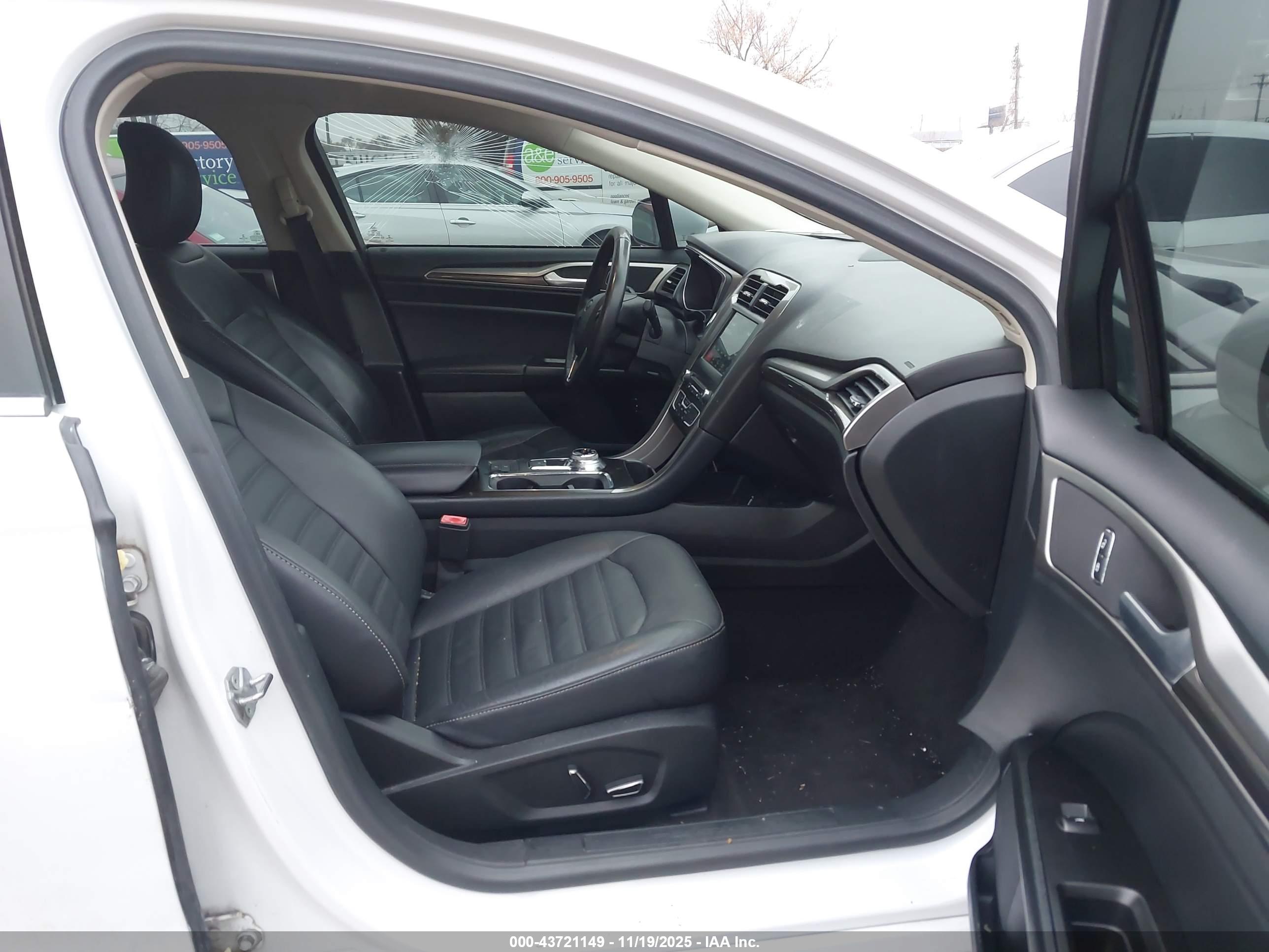 FORD FUSION image 5