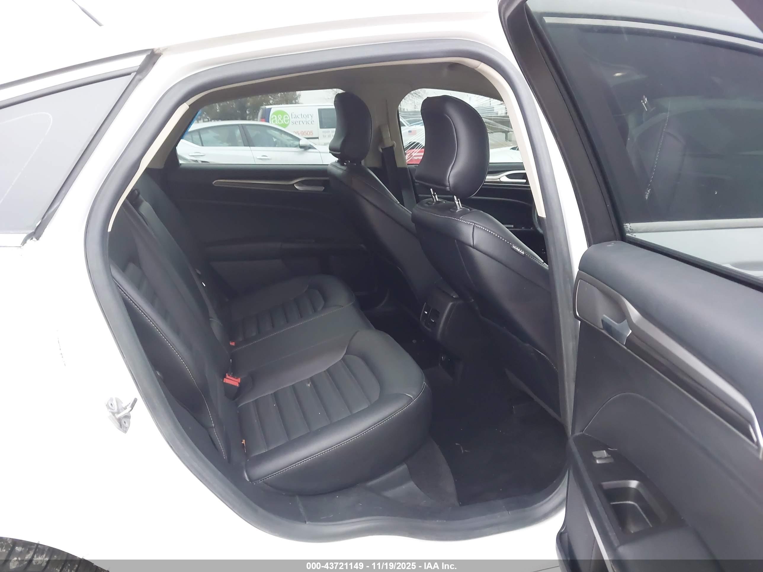 FORD FUSION image 8