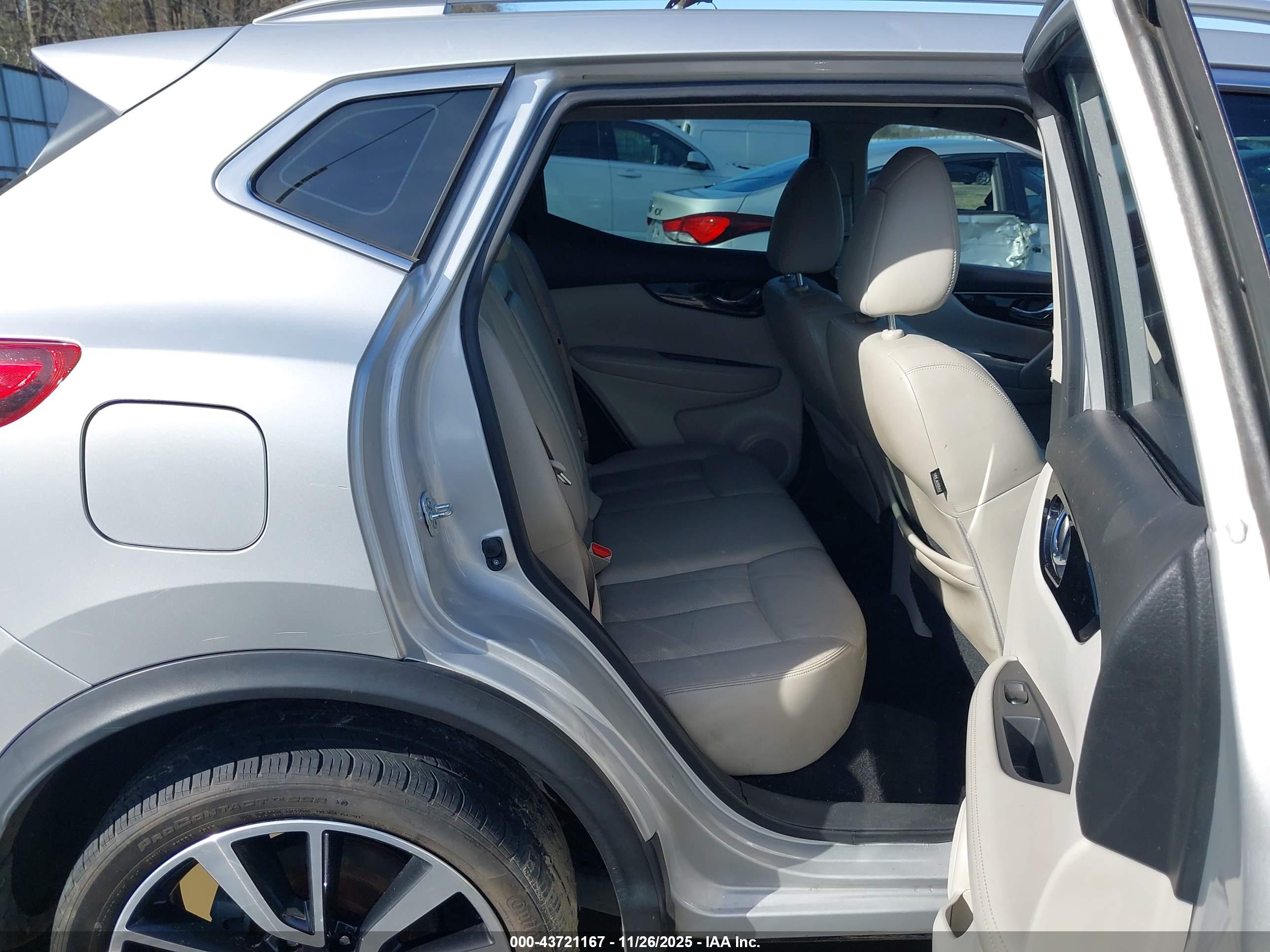 NISSAN ROGUE image 8