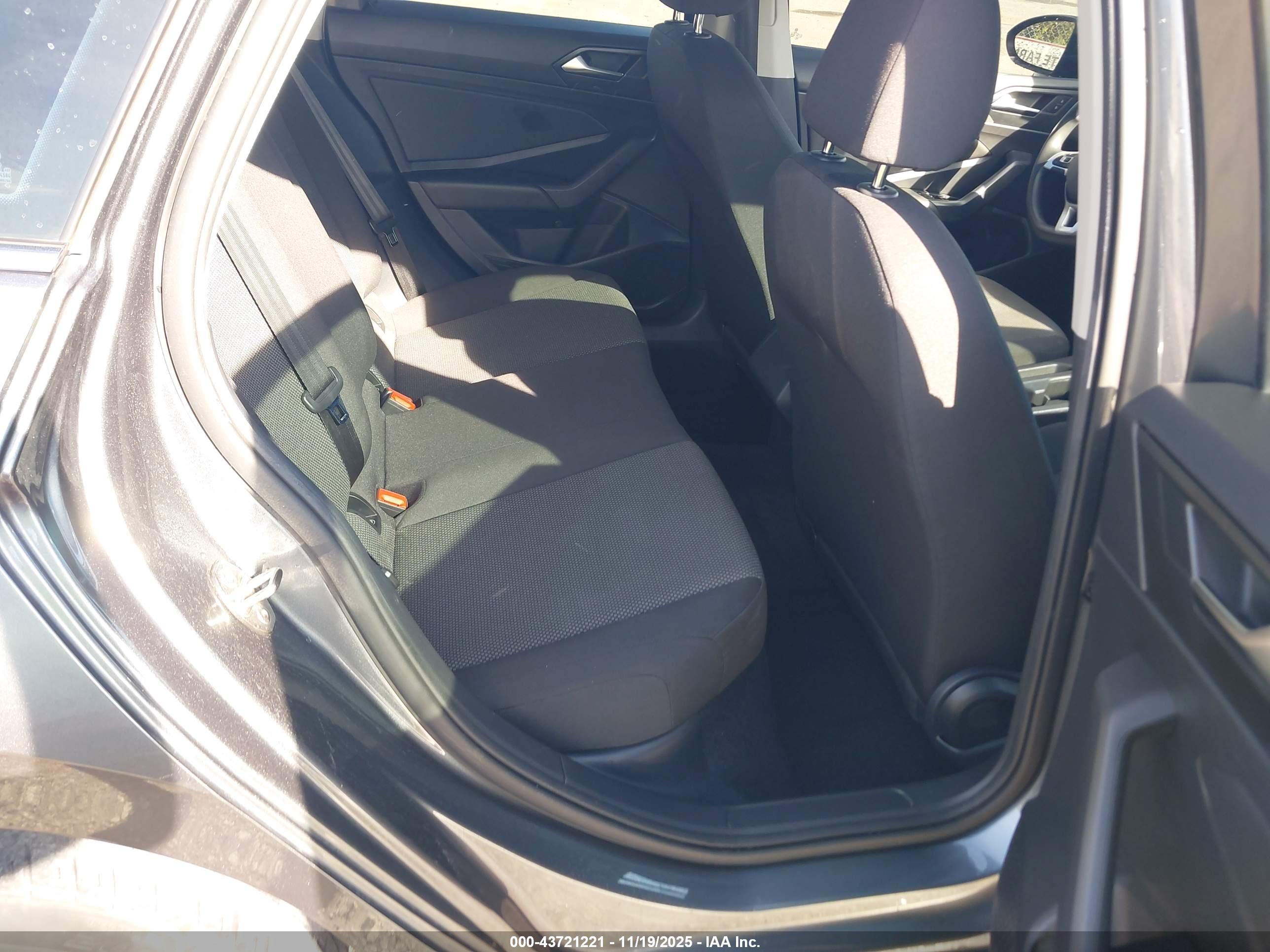 VOLKSWAGEN JETTA image 8