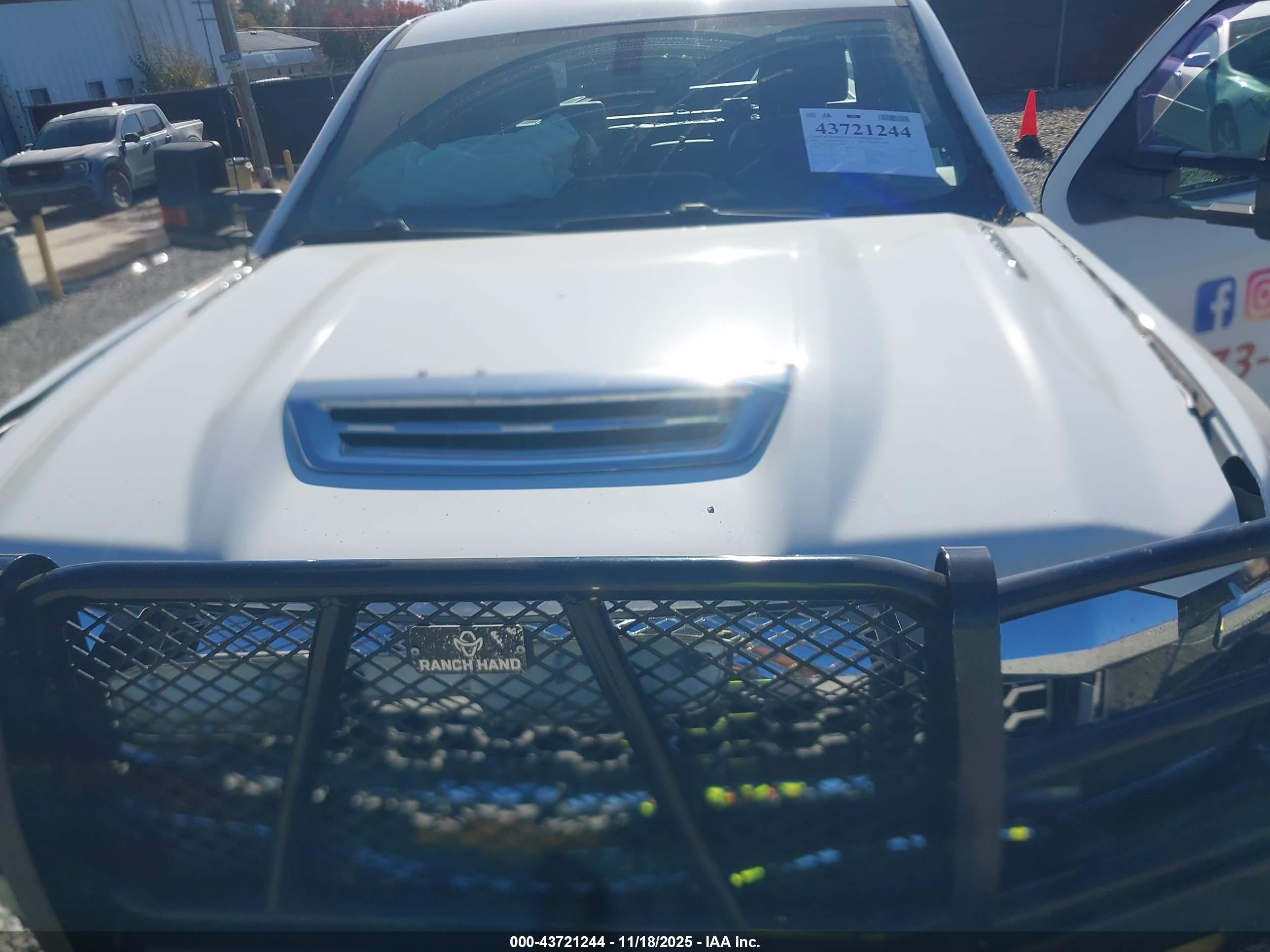 CHEVROLET SILVERADO image 10