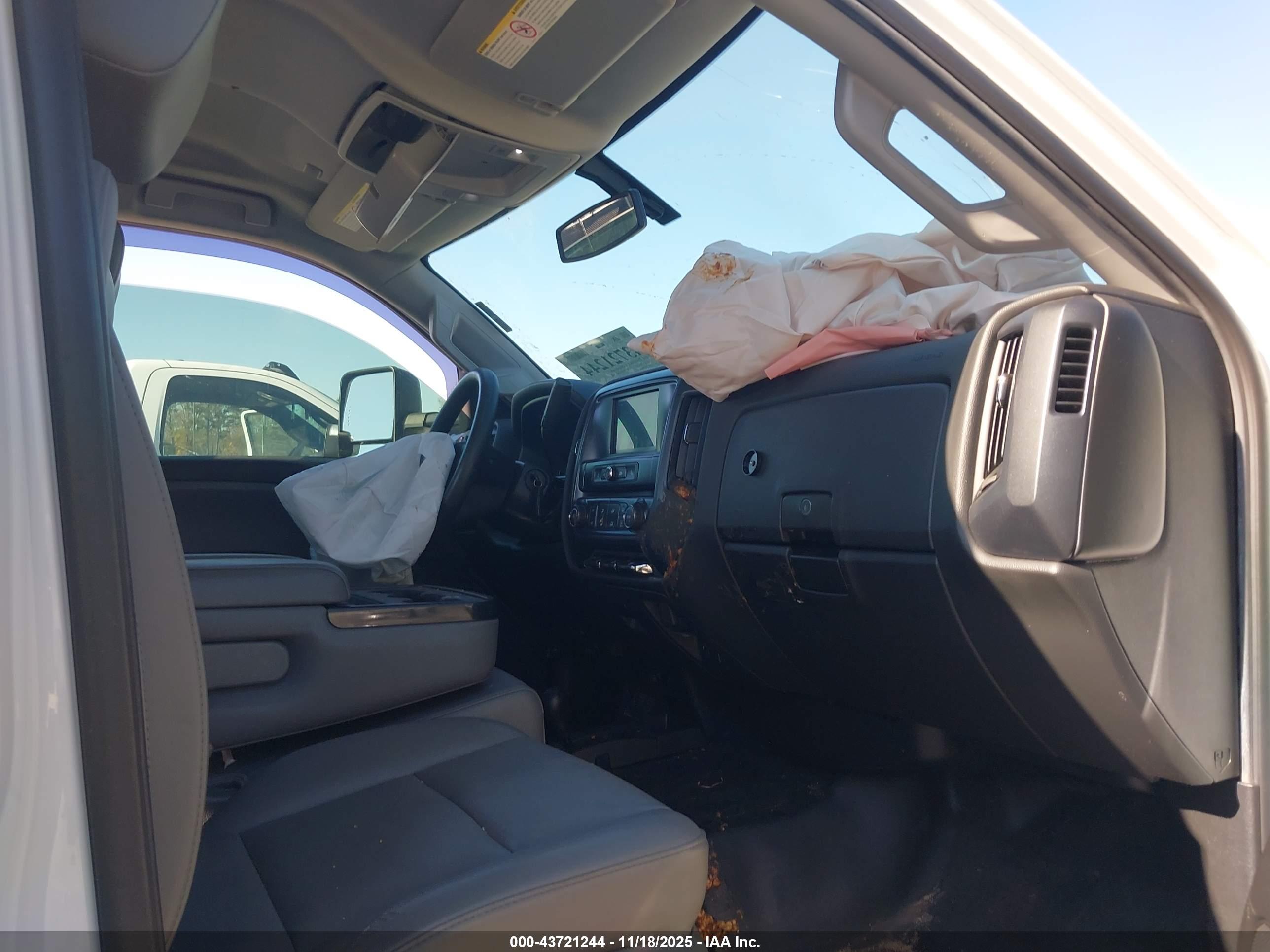 CHEVROLET SILVERADO image 5