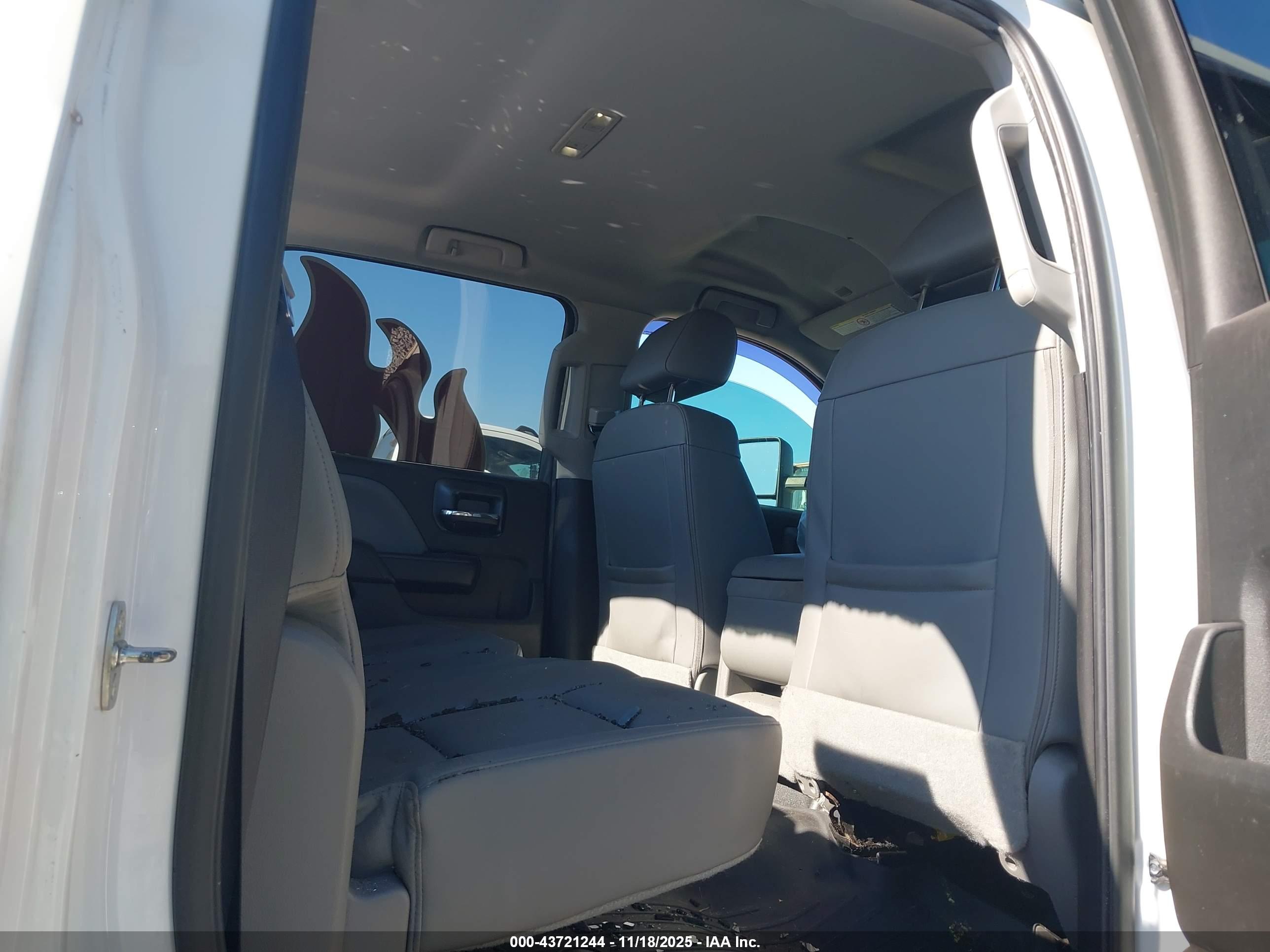 CHEVROLET SILVERADO image 8