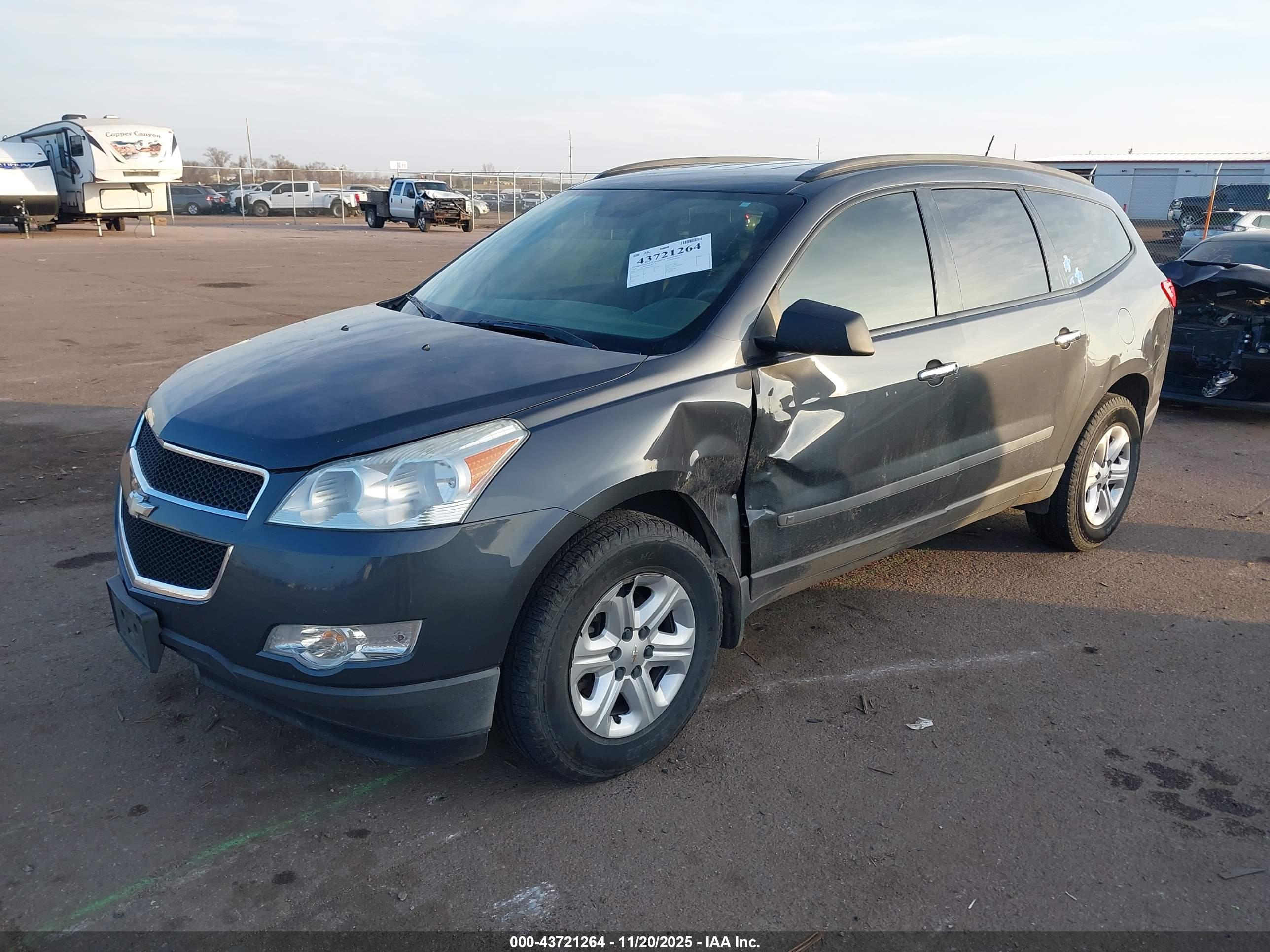 CHEVROLET TRAVERSE image 2
