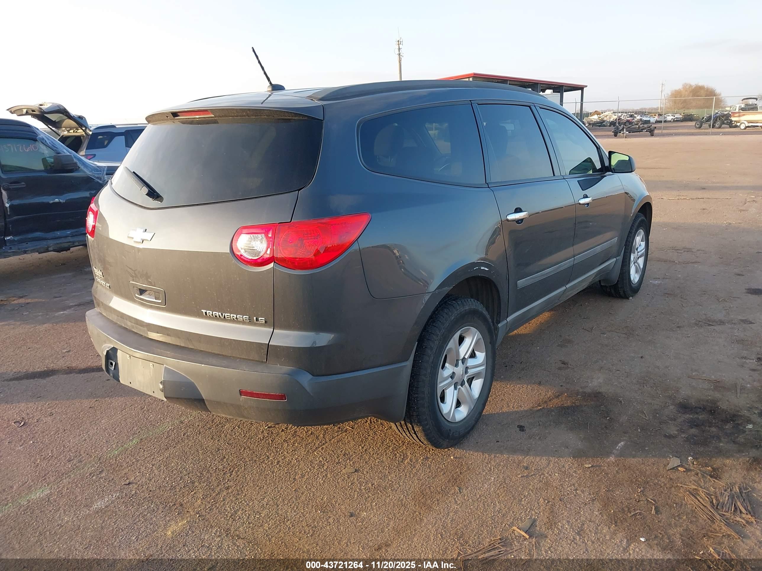CHEVROLET TRAVERSE image 4