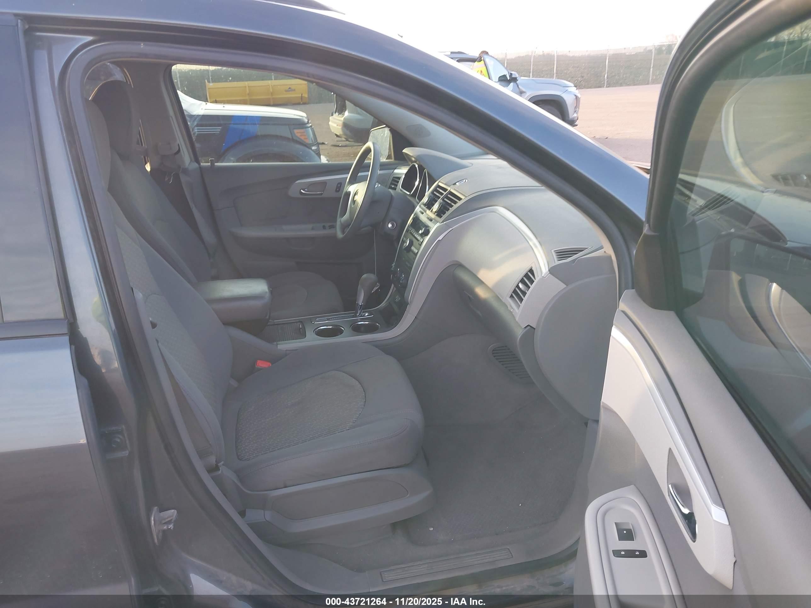 CHEVROLET TRAVERSE image 5