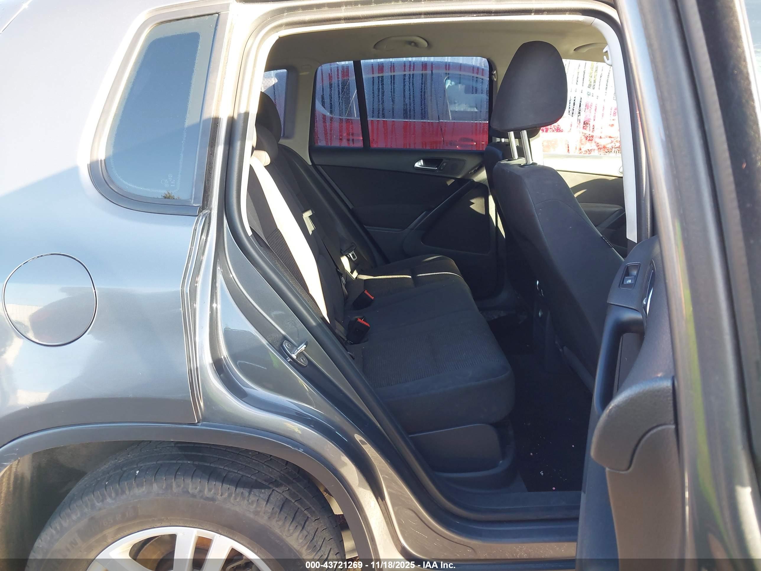 VOLKSWAGEN TIGUAN image 8