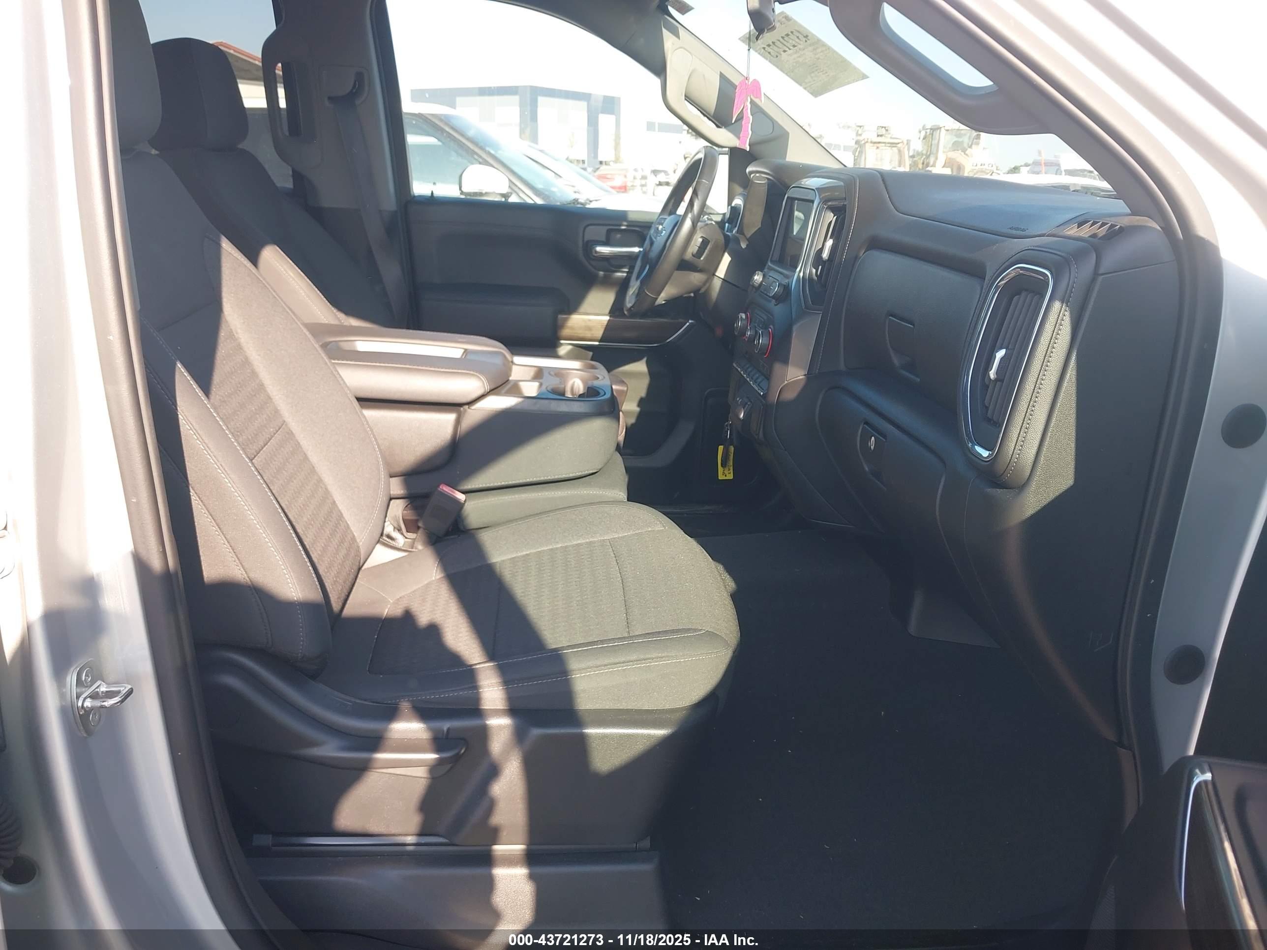 CHEVROLET SILVERADO image 5