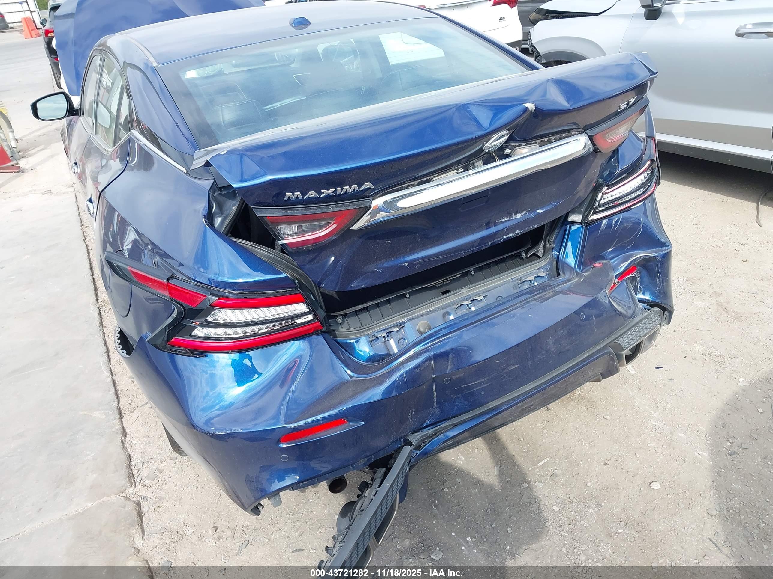 NISSAN MAXIMA image 6