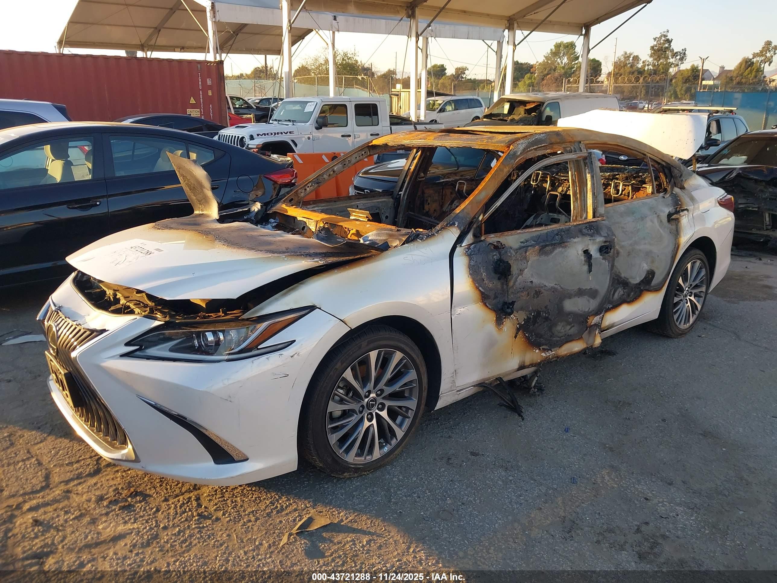 LEXUS ES image 2