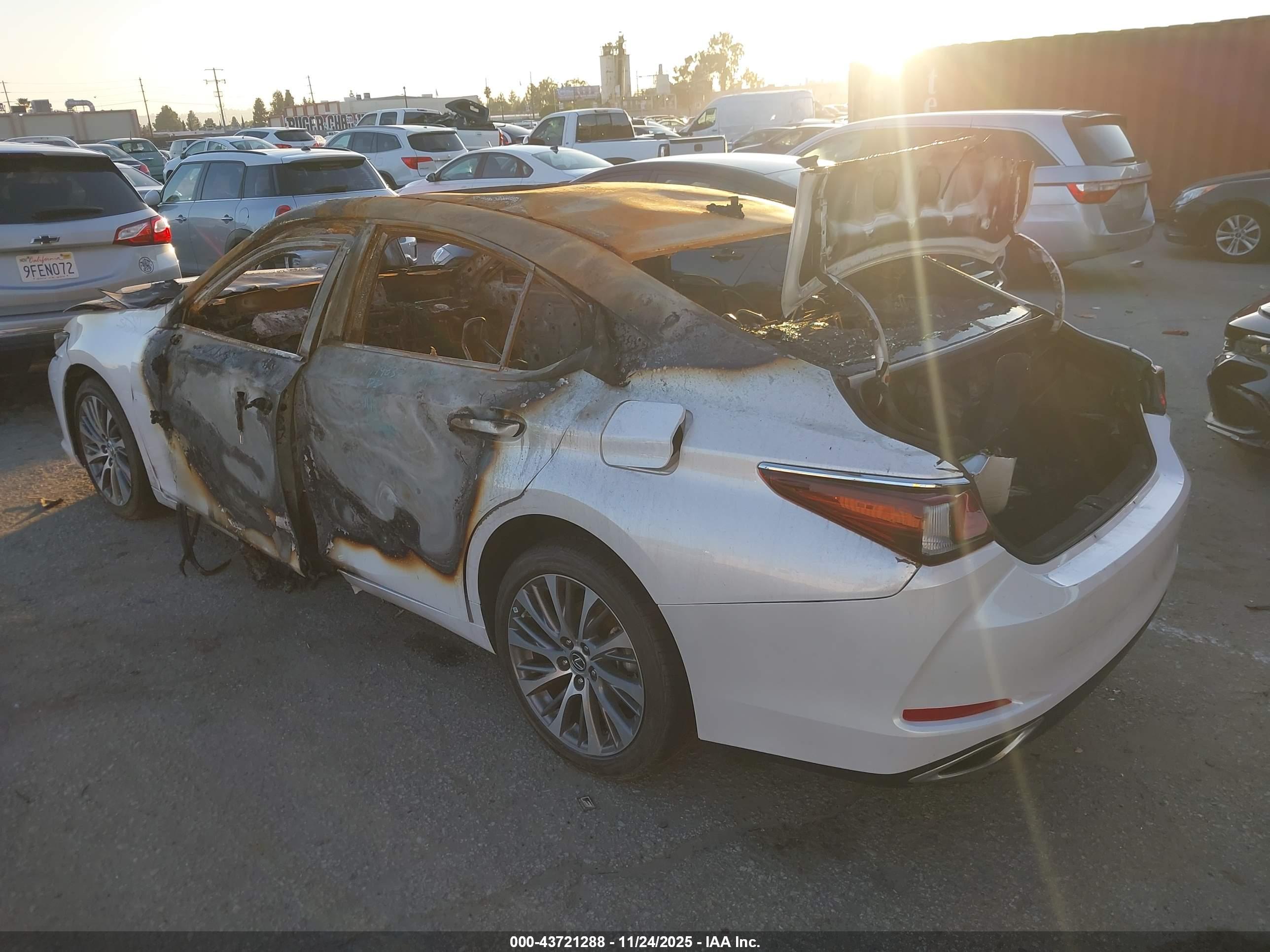 LEXUS ES image 3