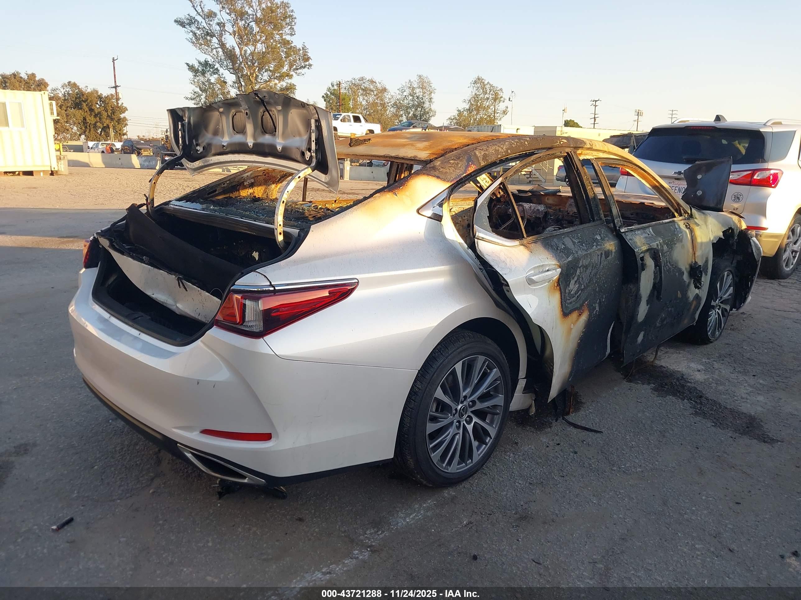 LEXUS ES image 4