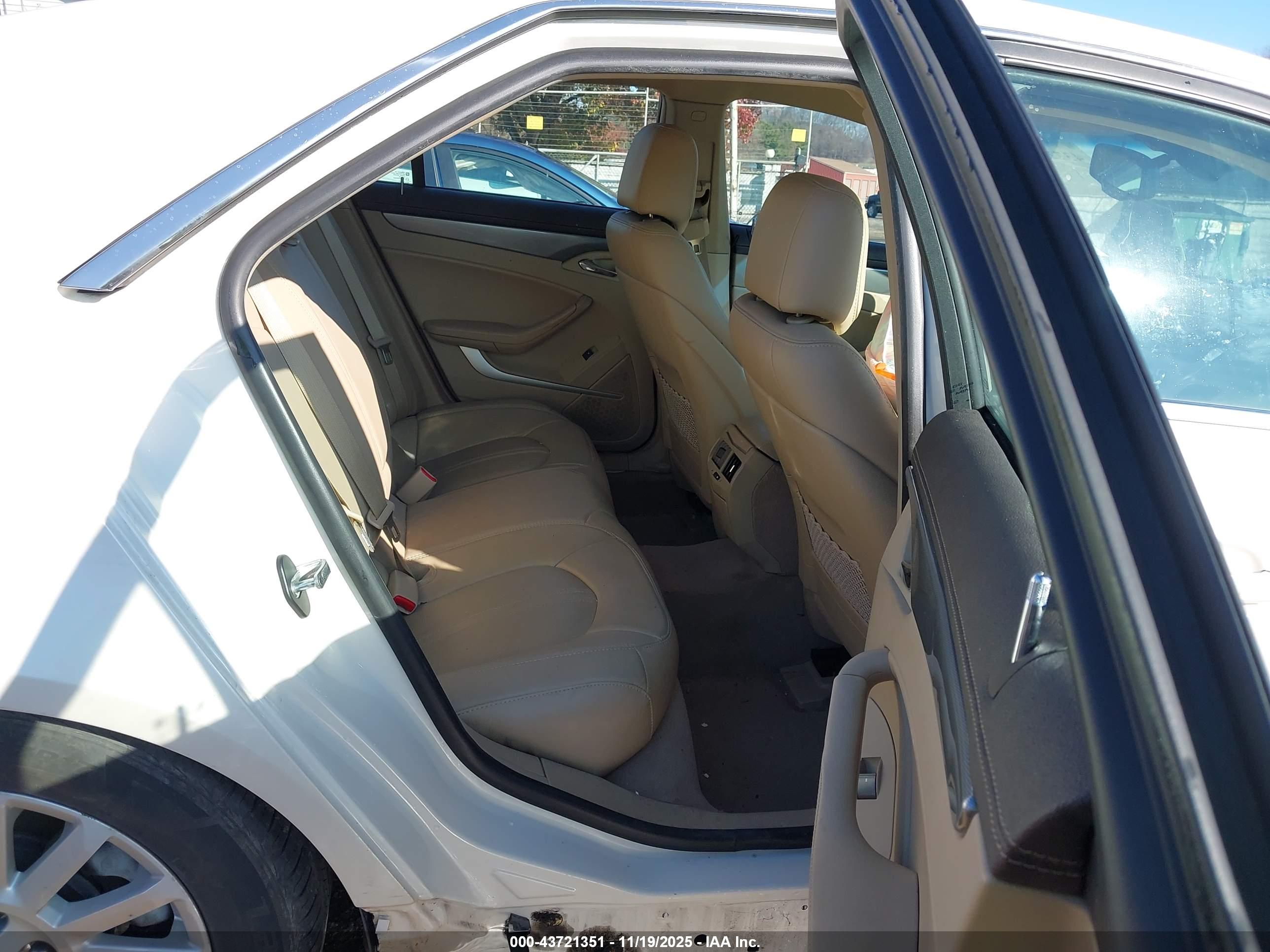 CADILLAC CTS image 8