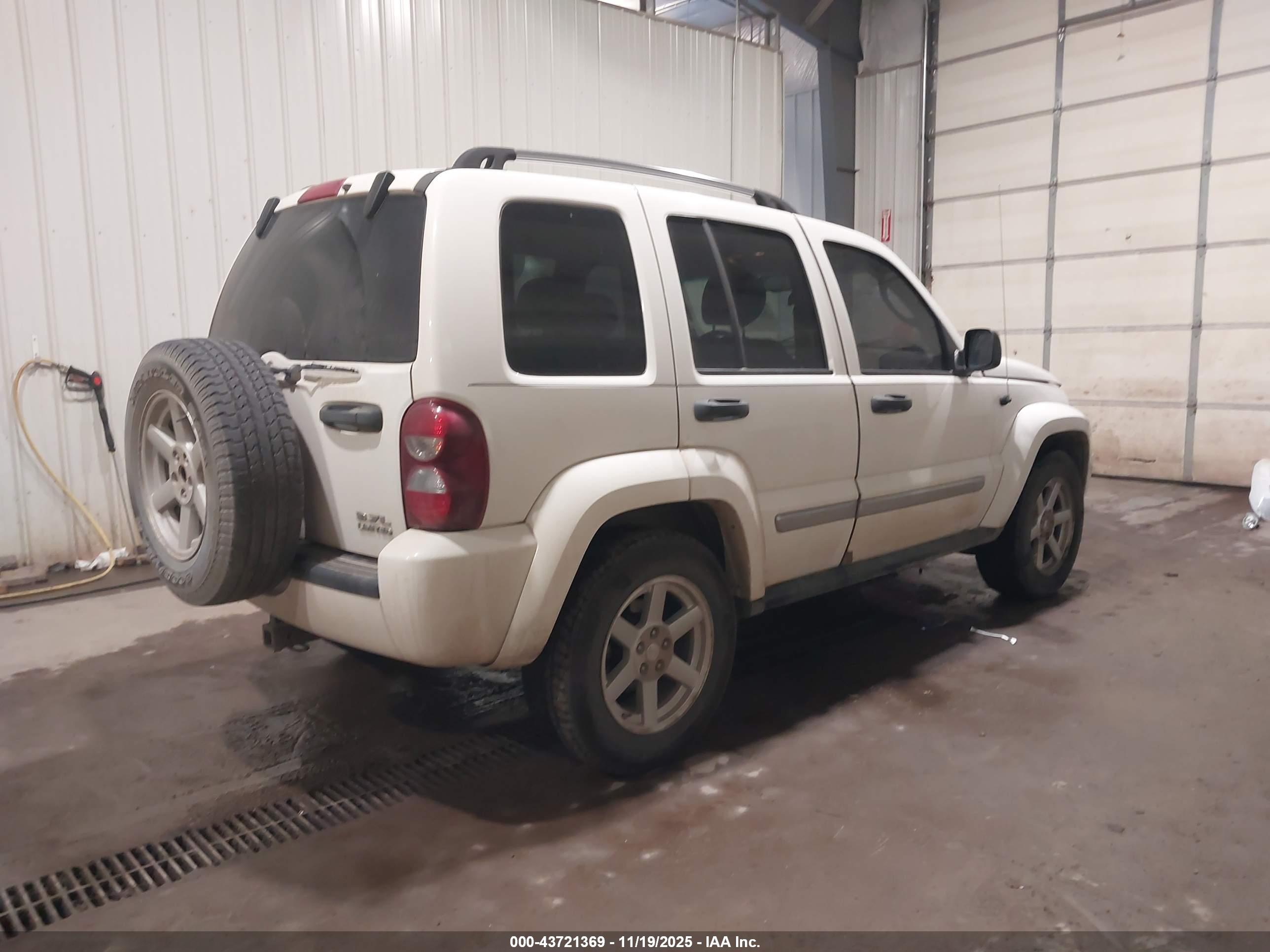 JEEP LIBERTY image 4