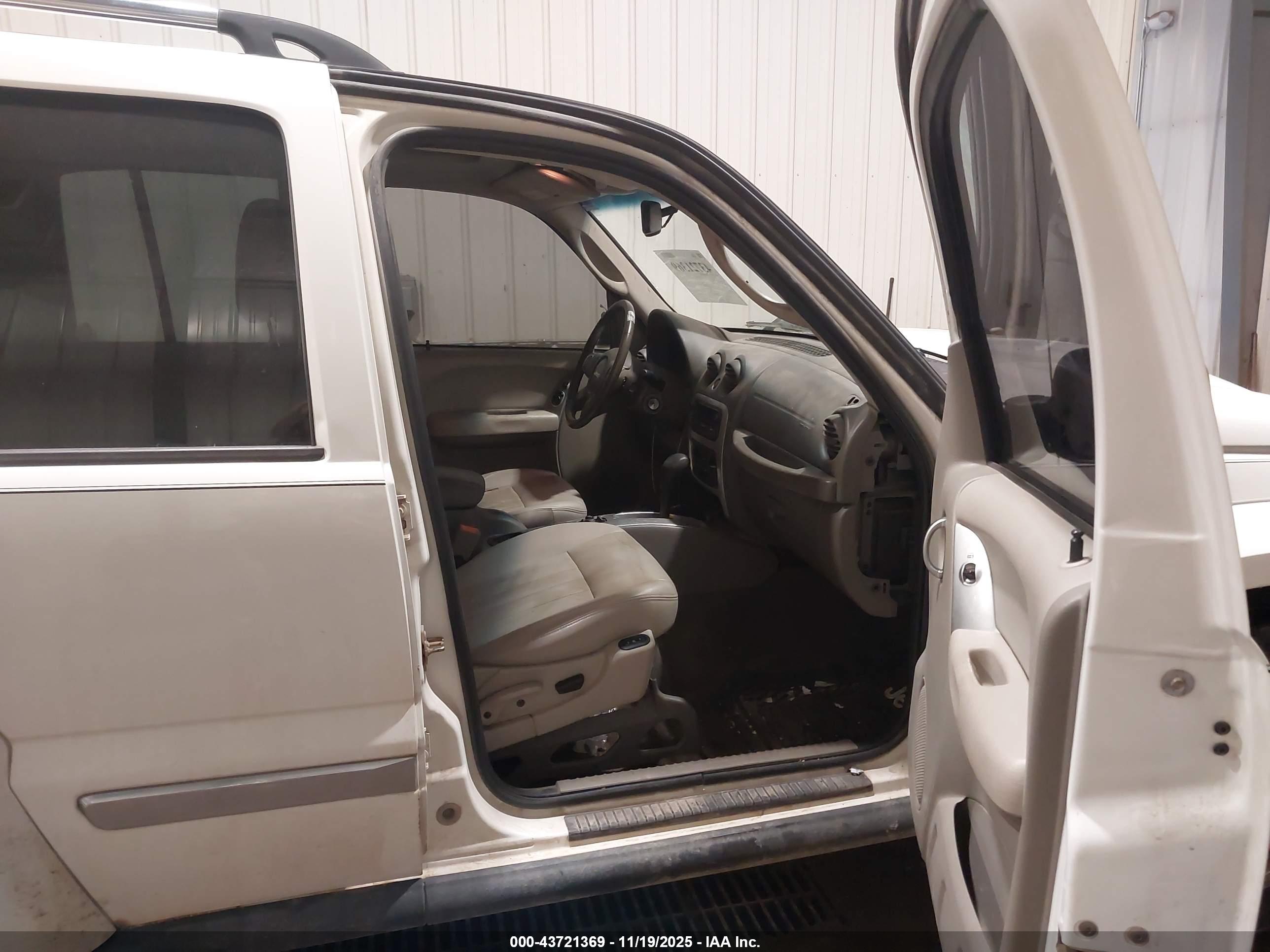 JEEP LIBERTY image 5