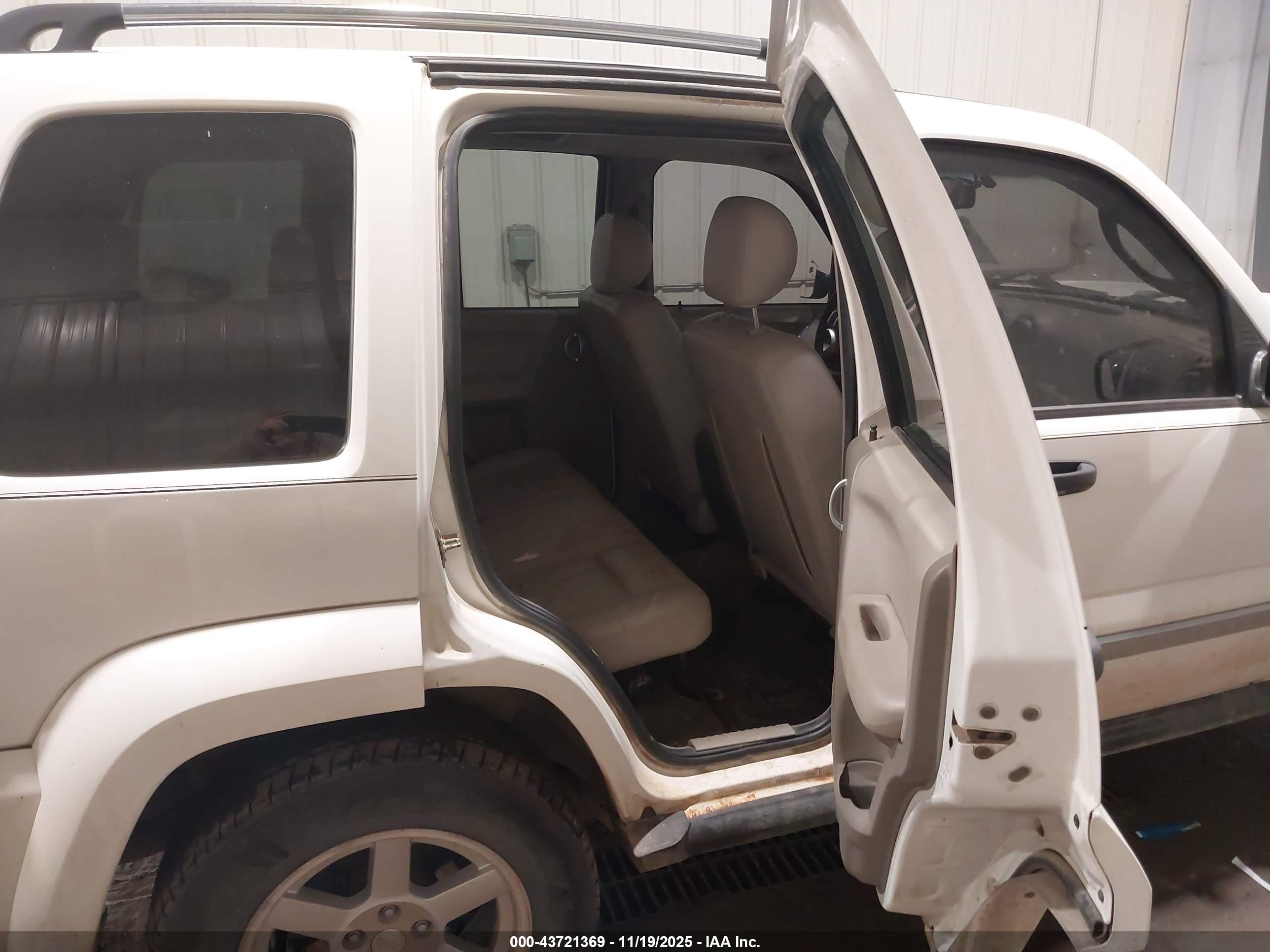JEEP LIBERTY image 8
