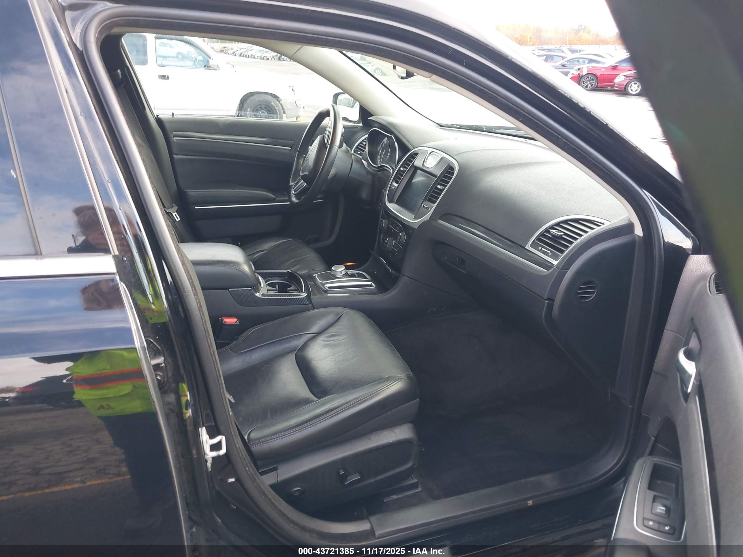 CHRYSLER 300 image 5
