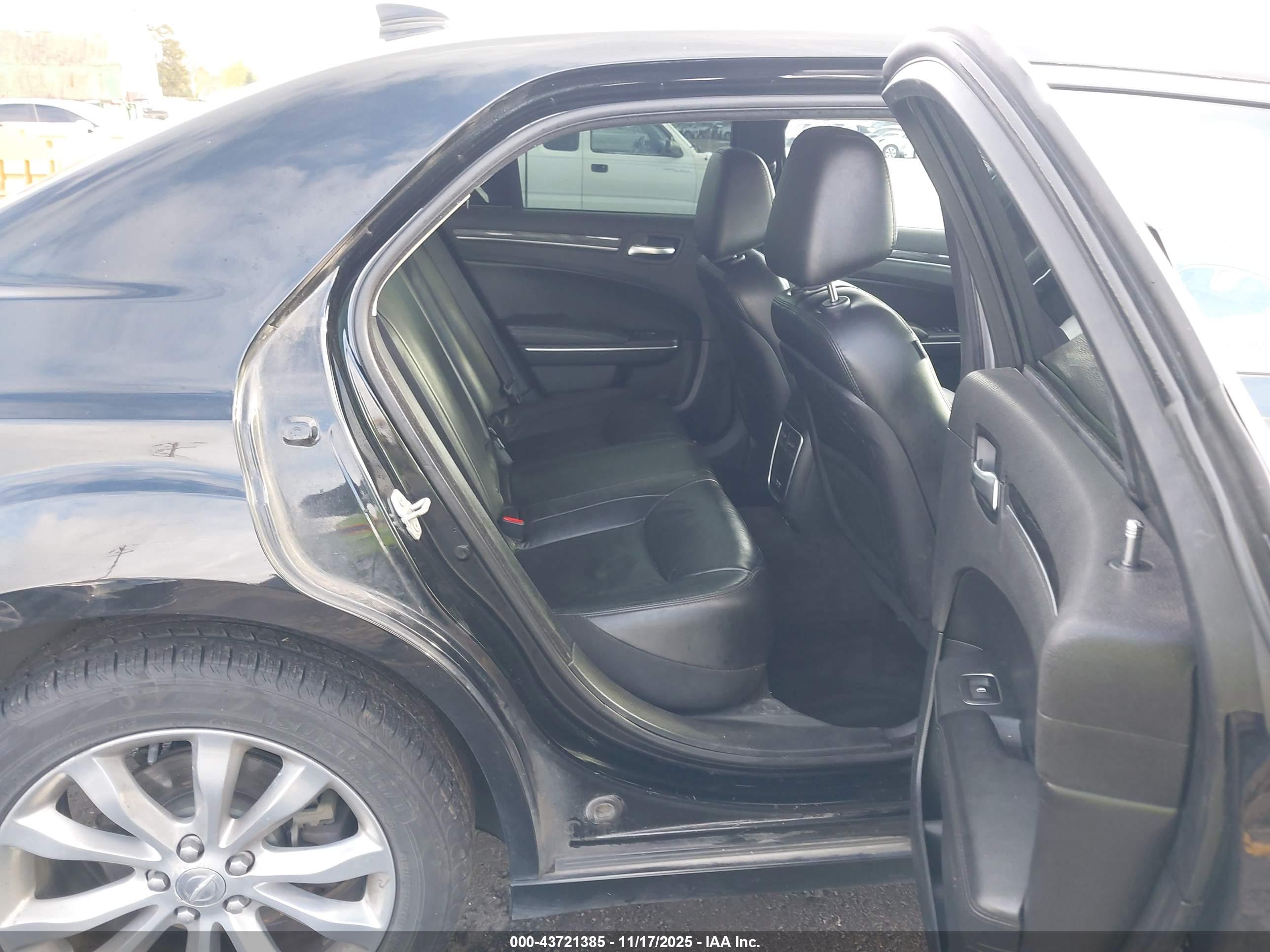 CHRYSLER 300 image 8