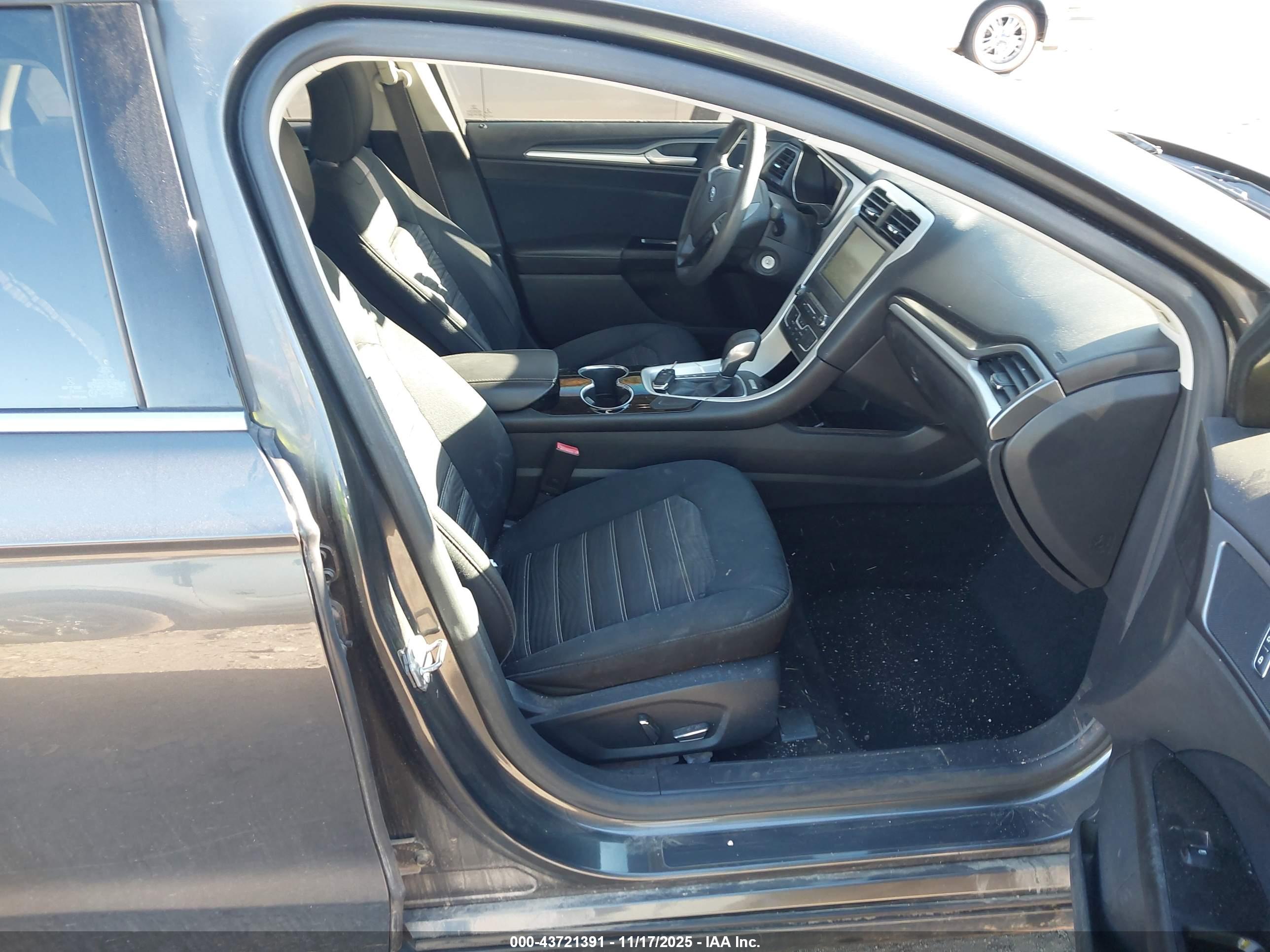 FORD FUSION image 5