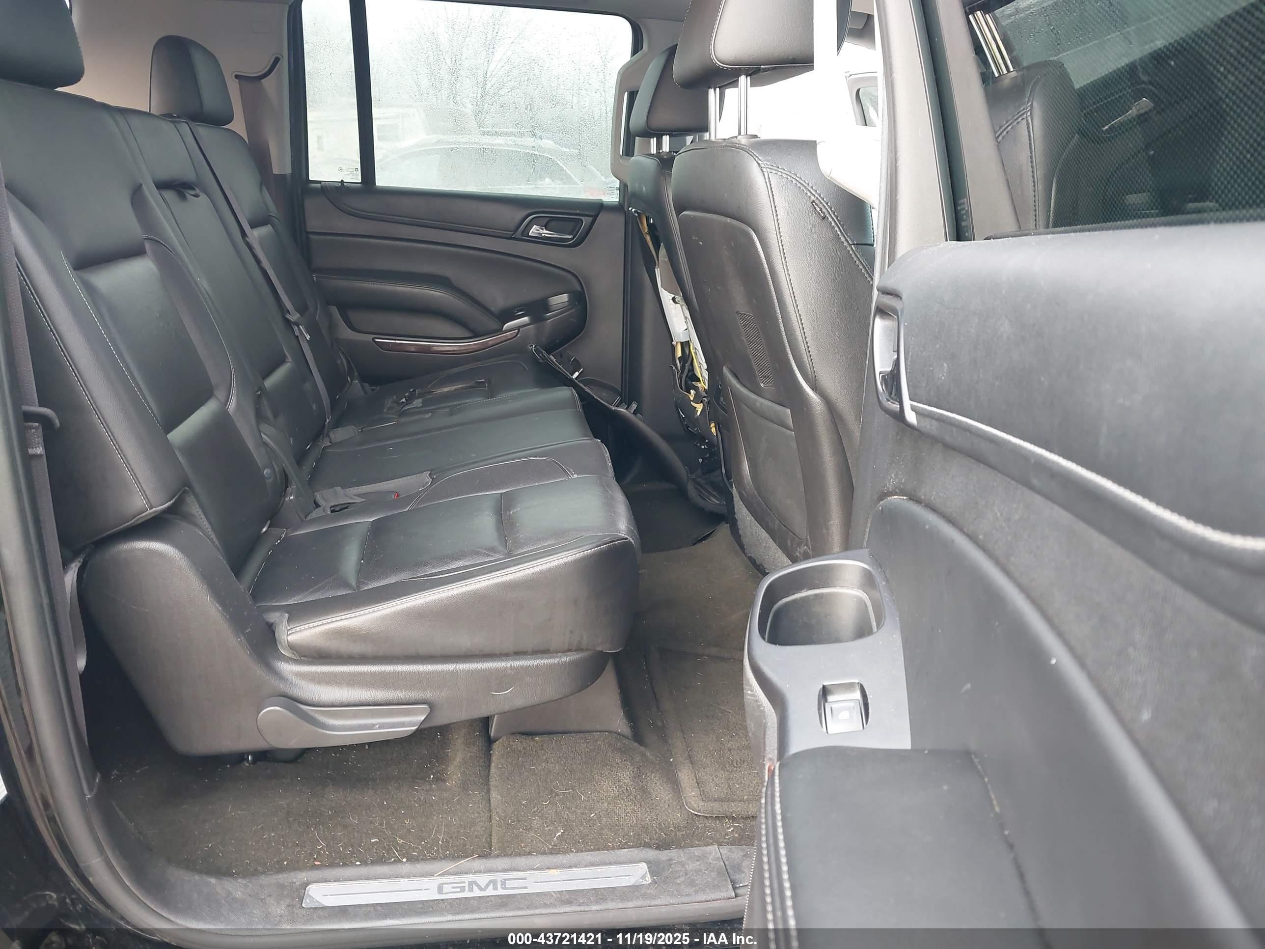 GMC YUKON image 8
