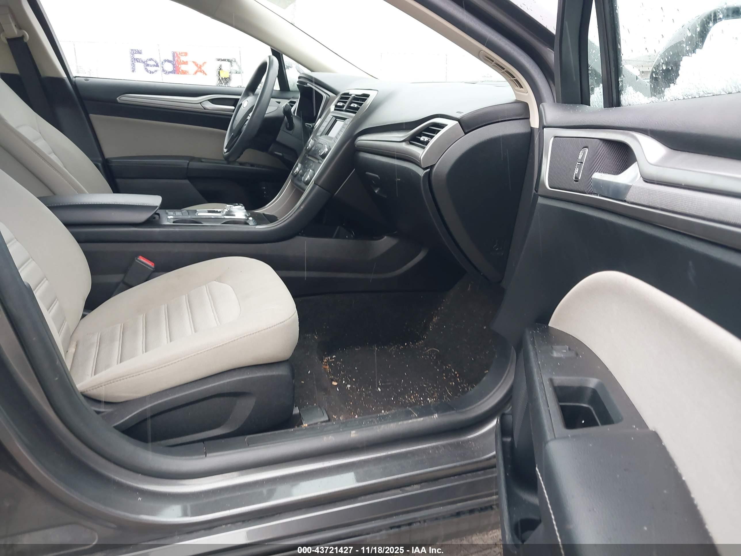 FORD FUSION image 5
