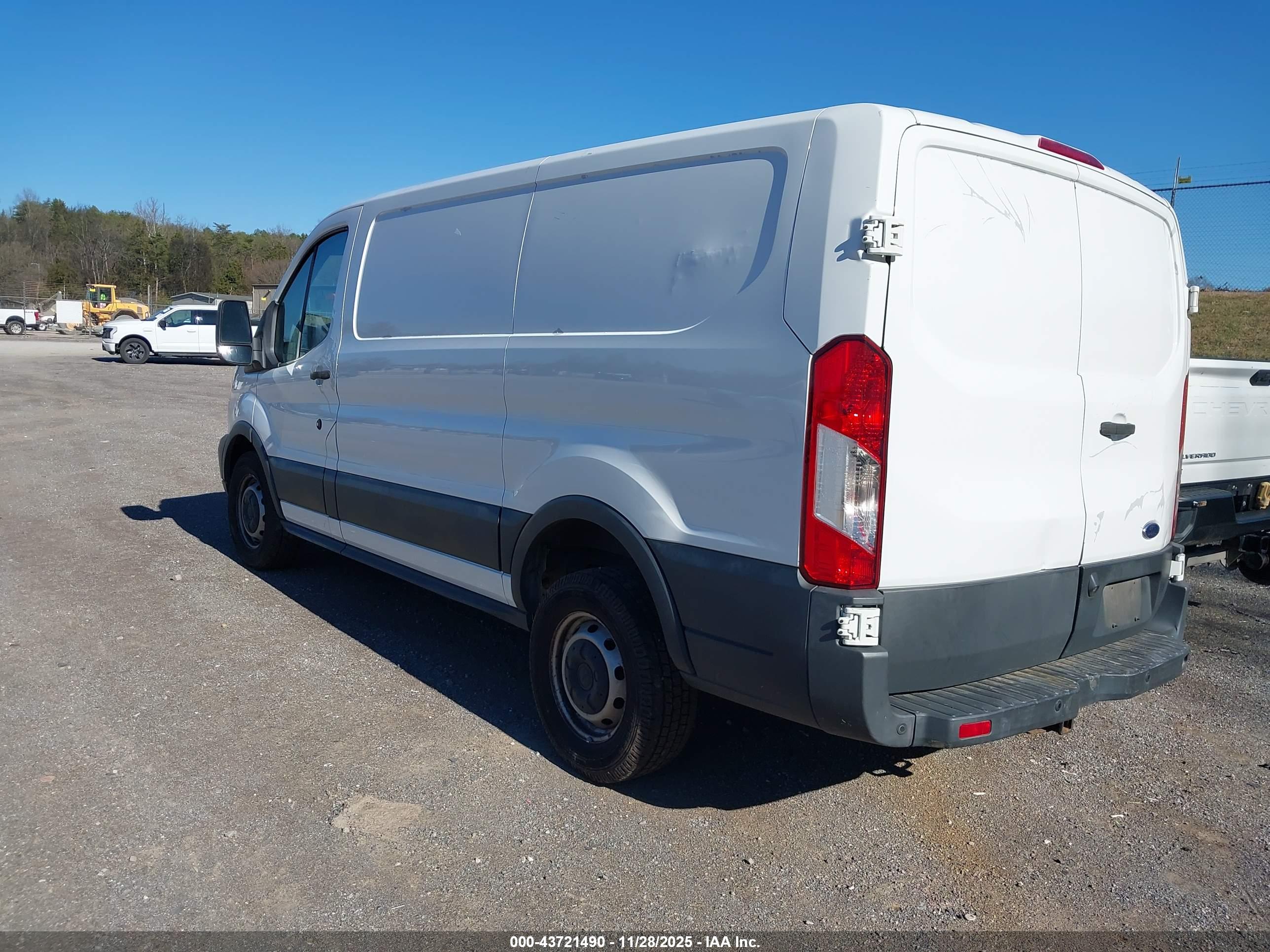 FORD TRANSIT-250 image 3