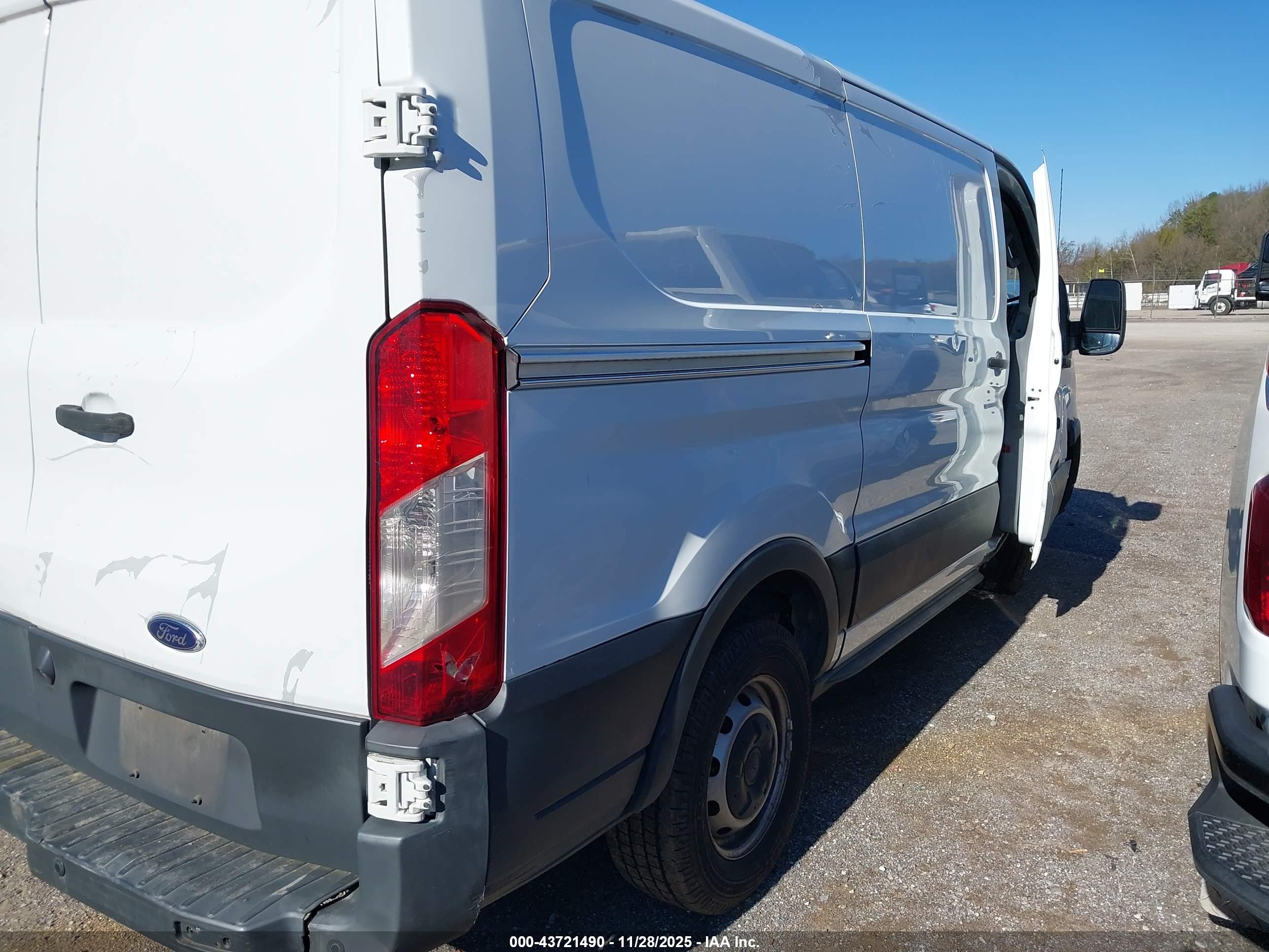 FORD TRANSIT-250 image 4