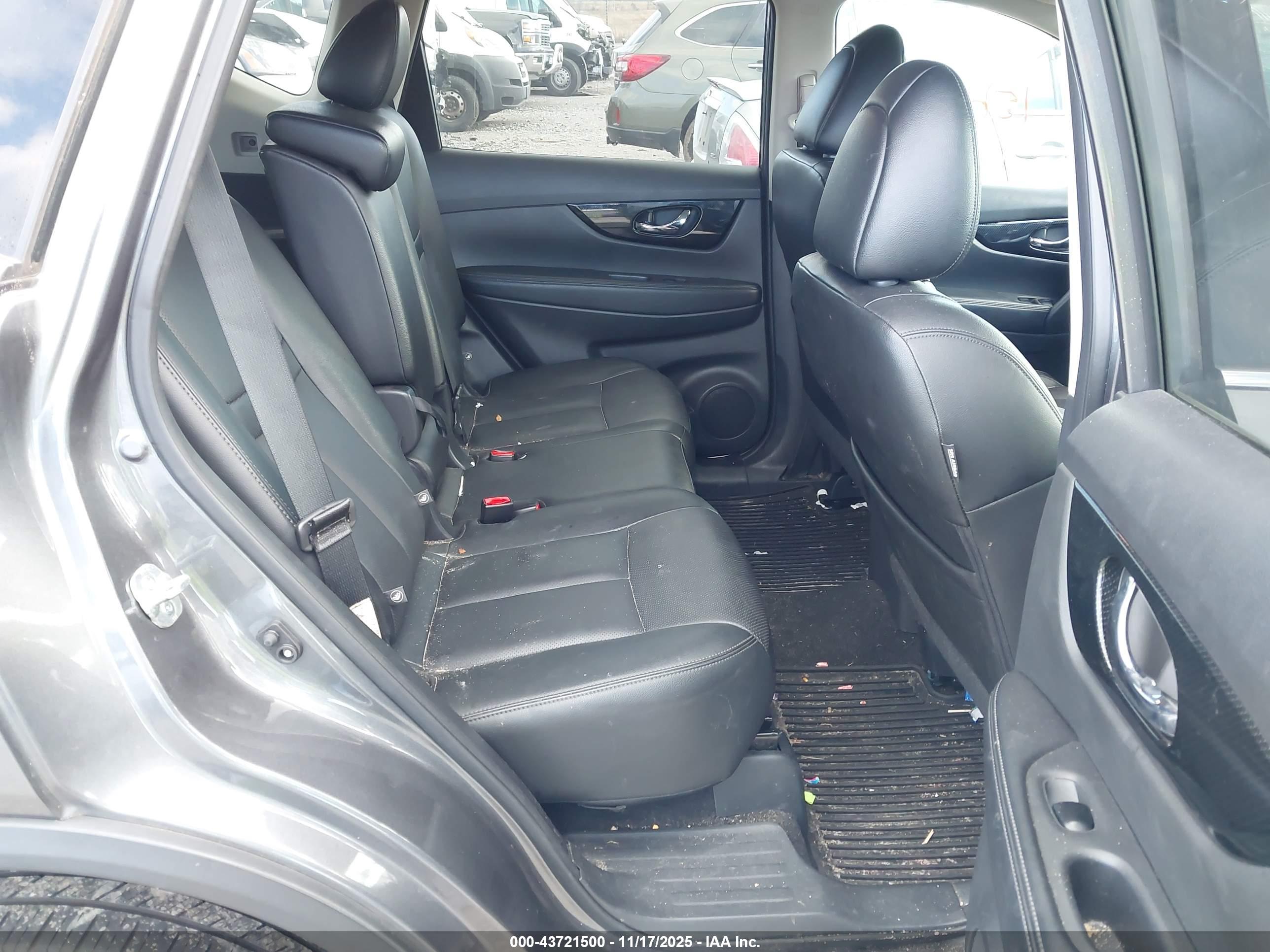 NISSAN ROGUE image 8