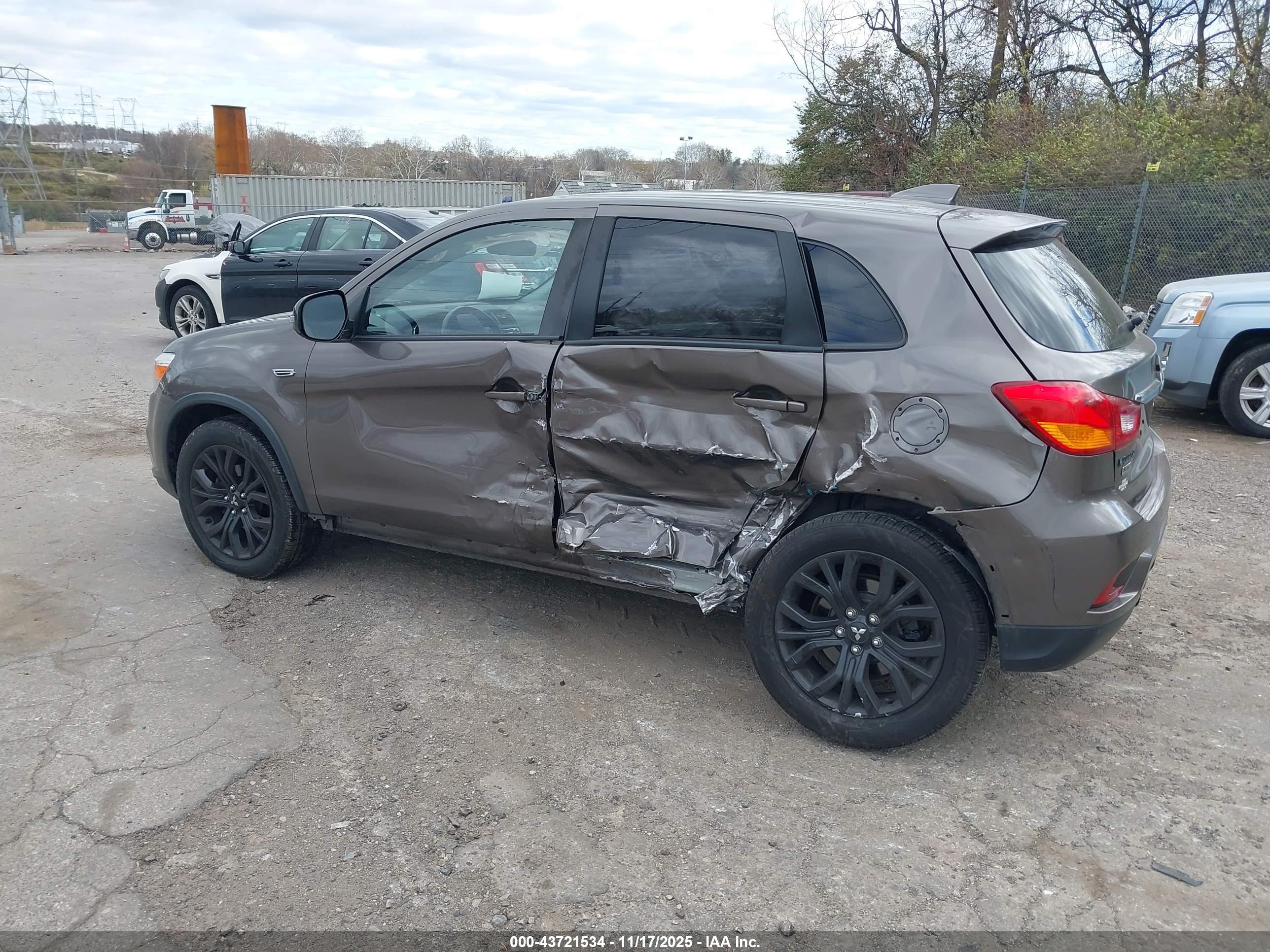 MITSUBISHI OUTLANDER image 3