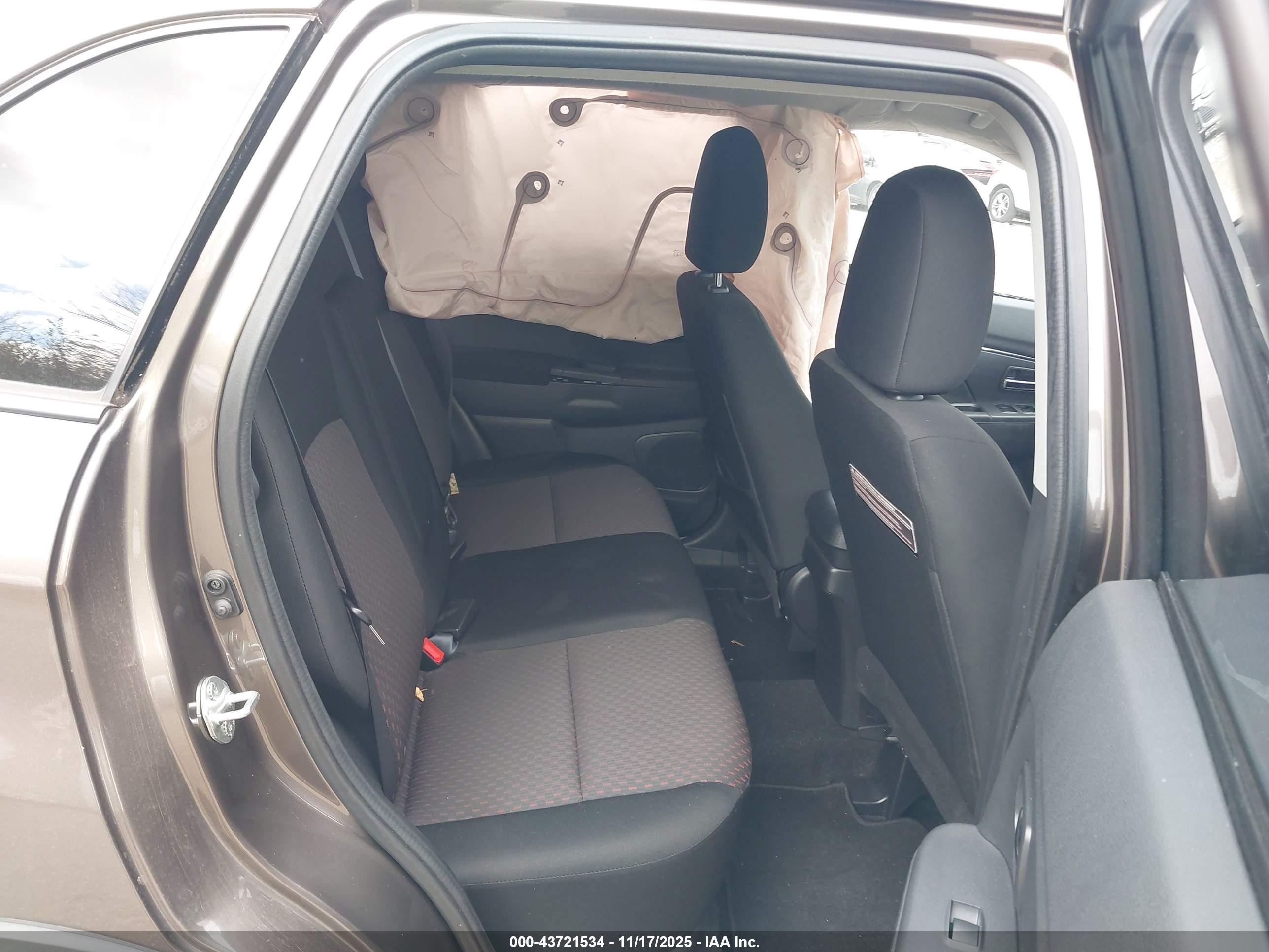 MITSUBISHI OUTLANDER image 8
