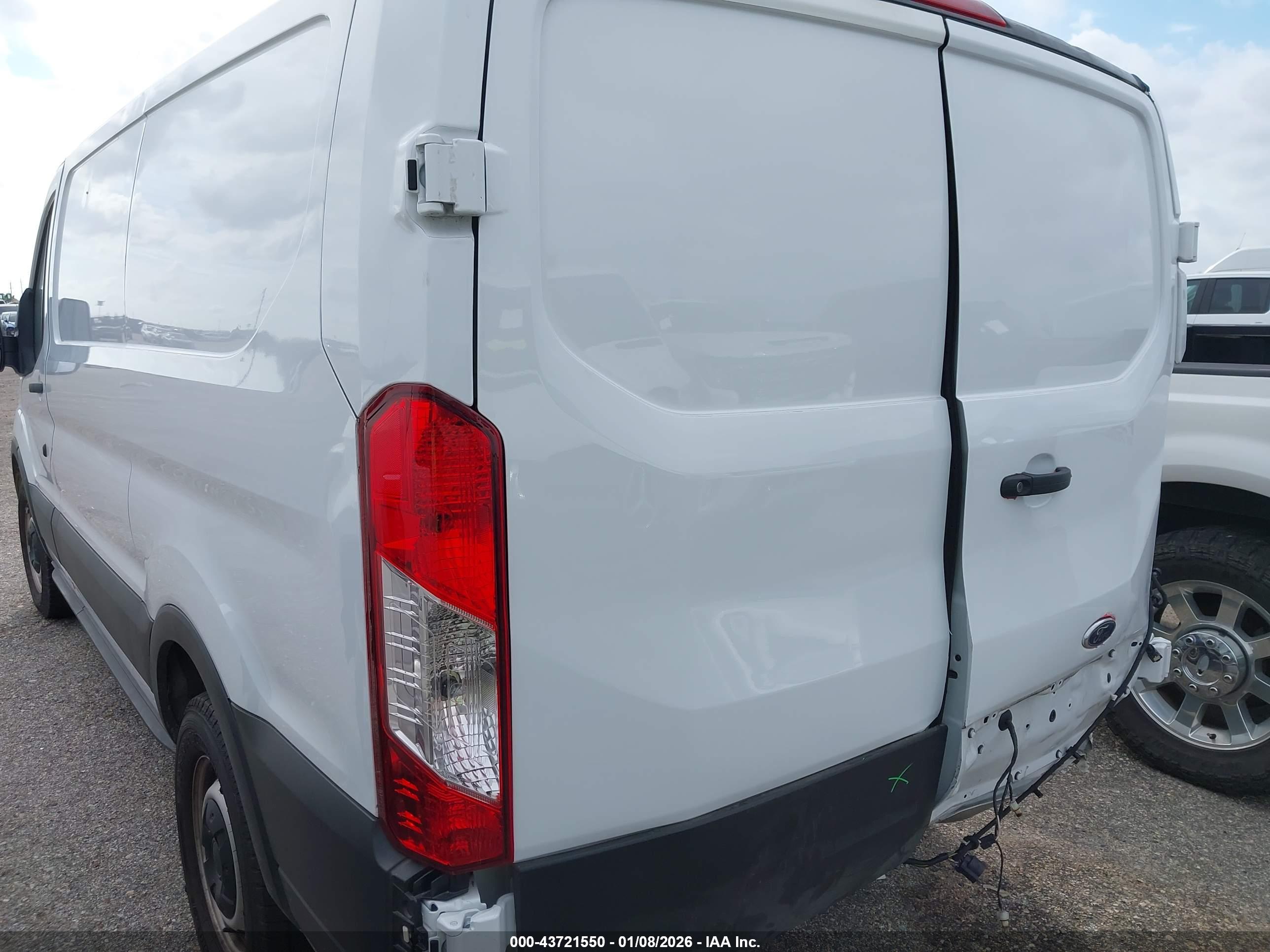 FORD TRANSIT-150 image 3