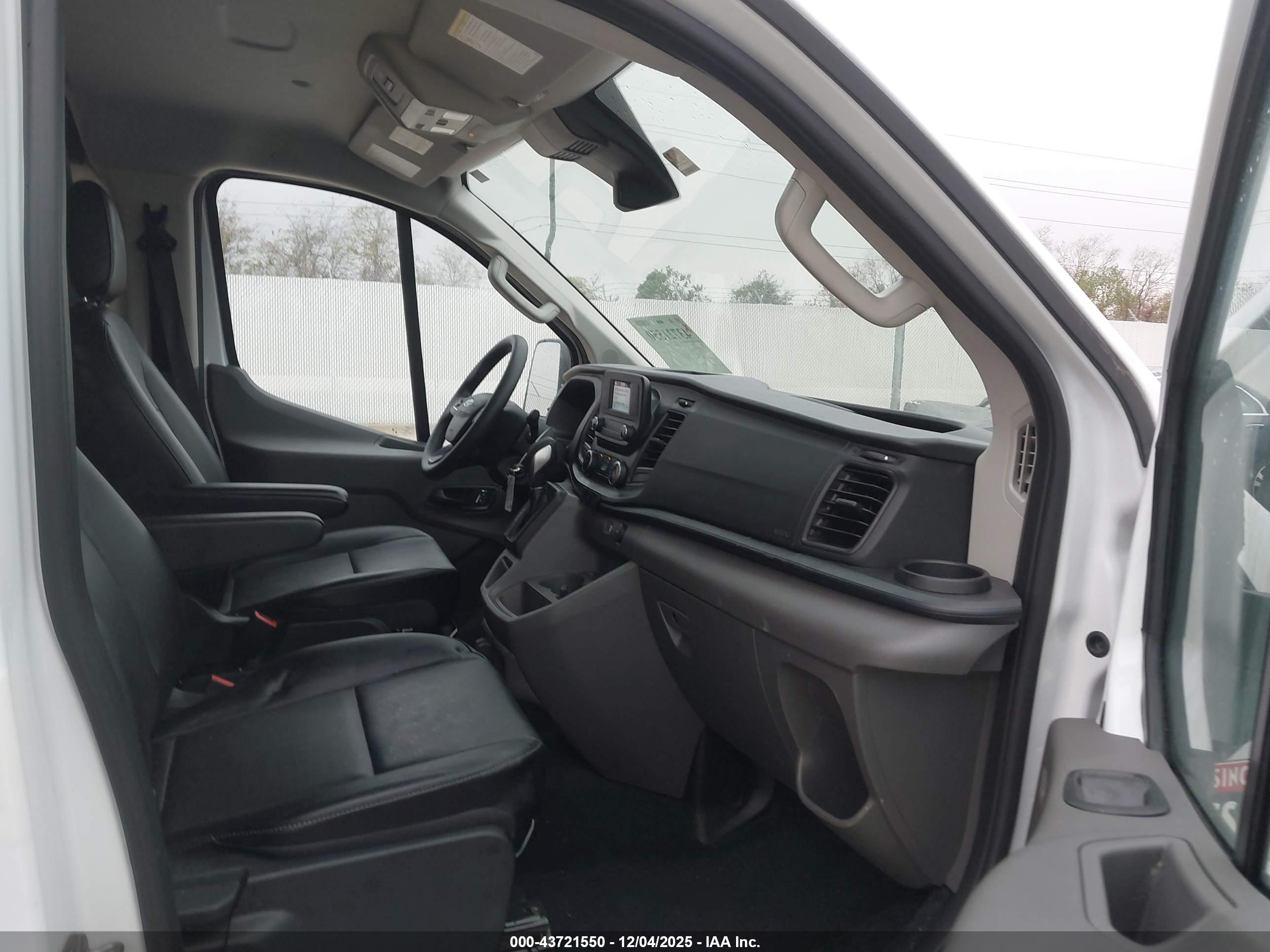 FORD TRANSIT-150 image 5