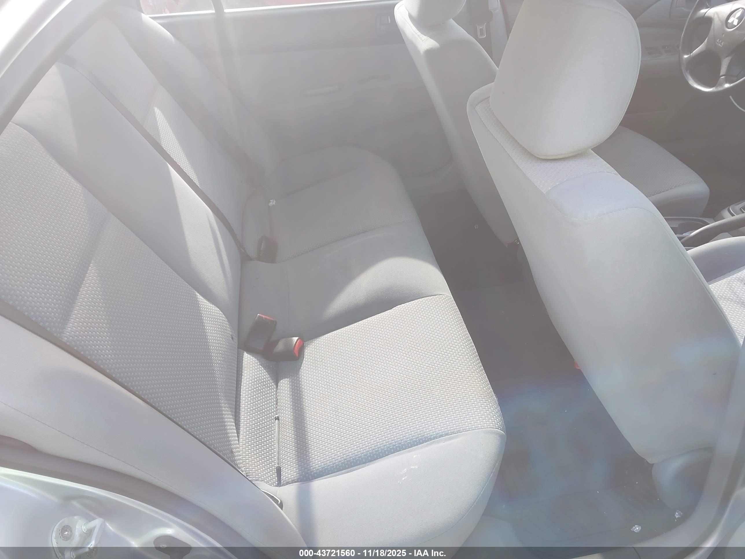 MITSUBISHI LANCER image 8