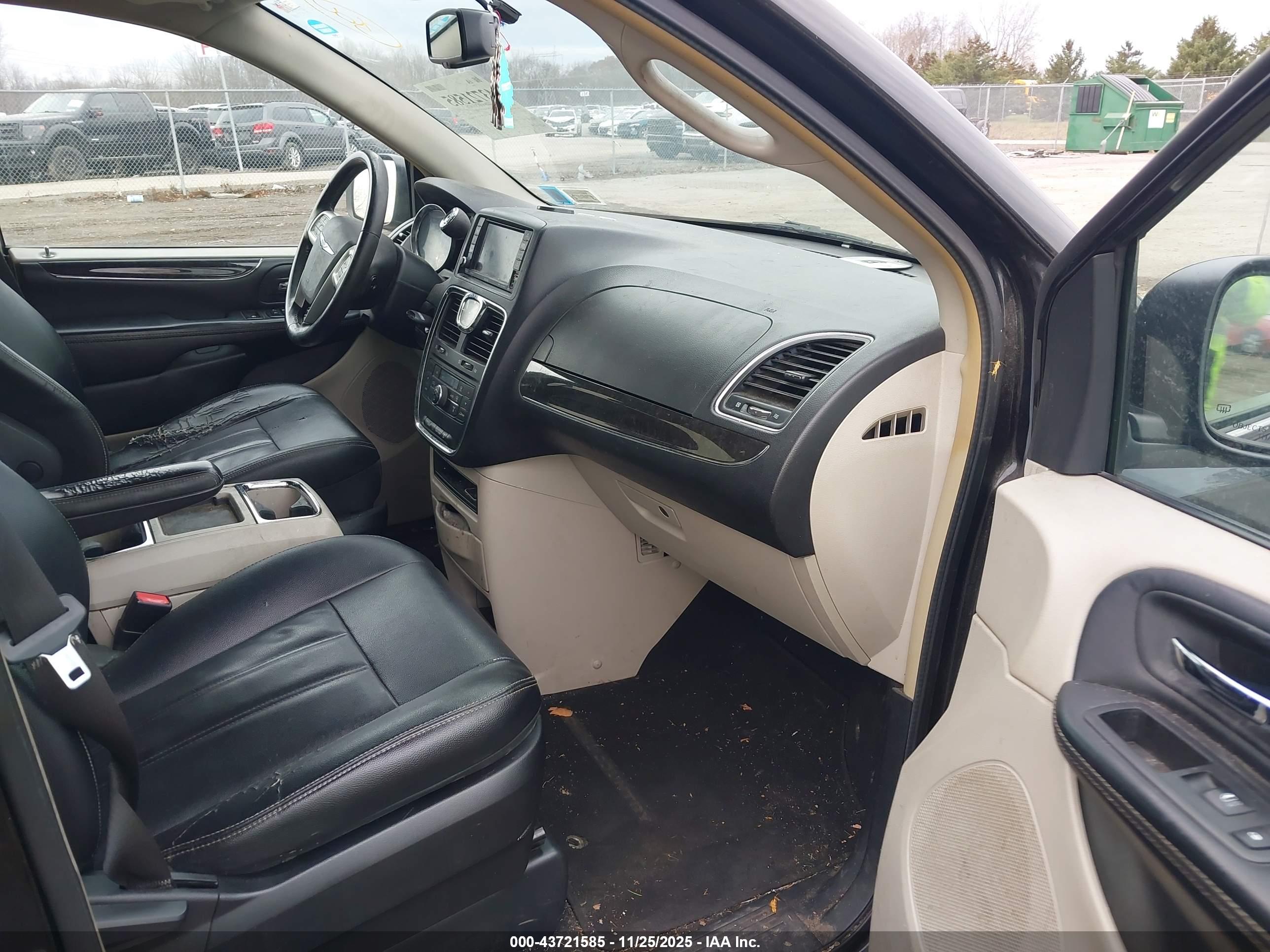 CHRYSLER TOWN image 5