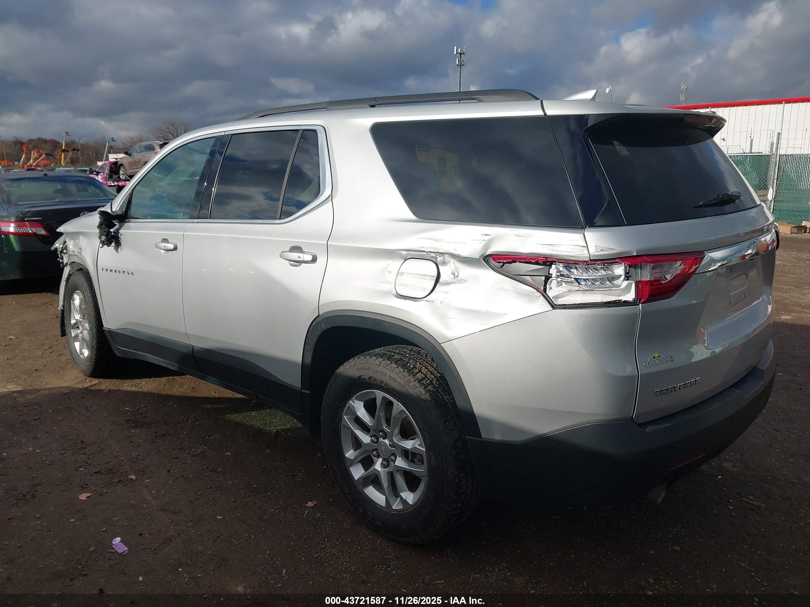 CHEVROLET TRAVERSE image 3