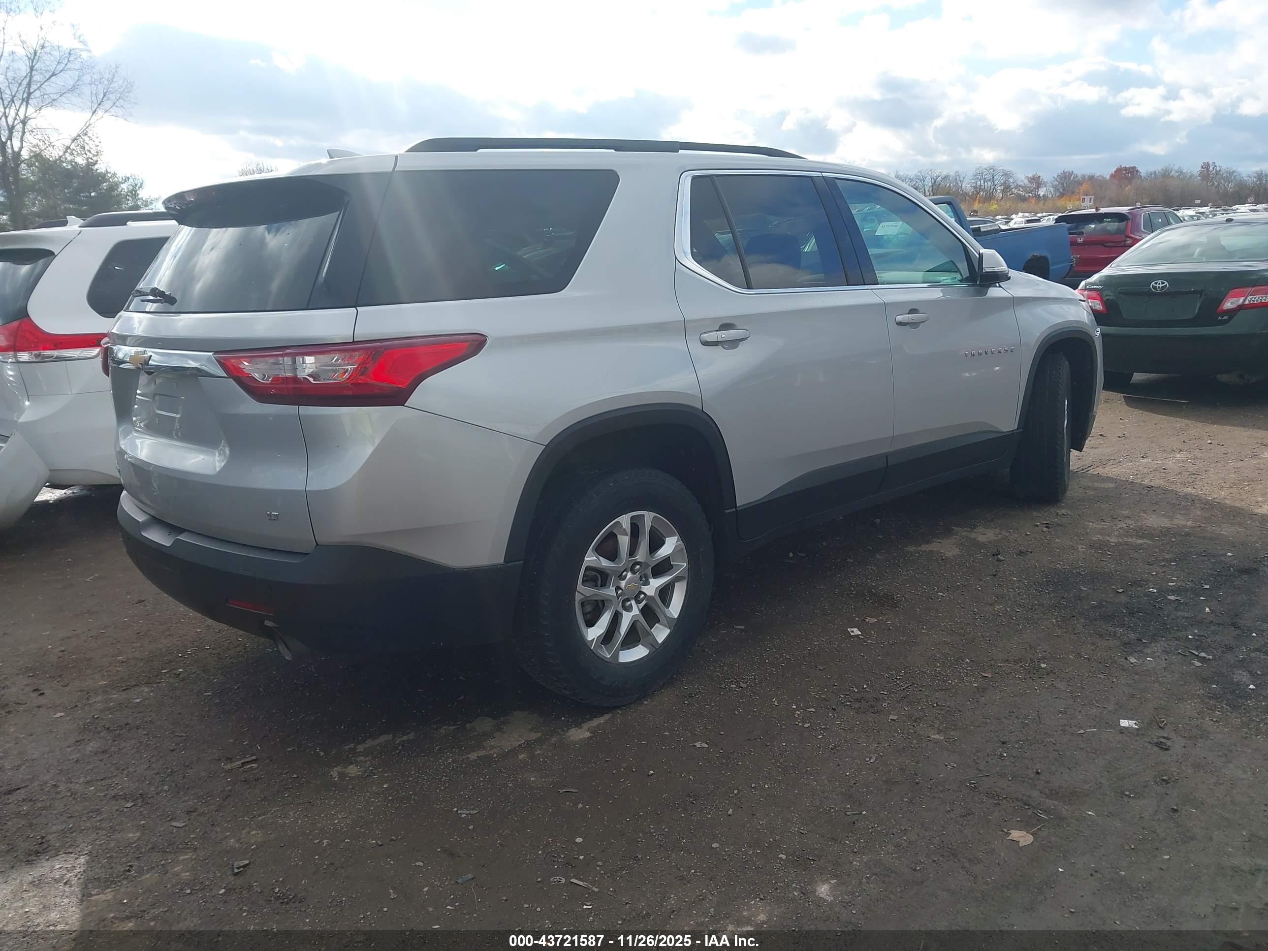 CHEVROLET TRAVERSE image 4