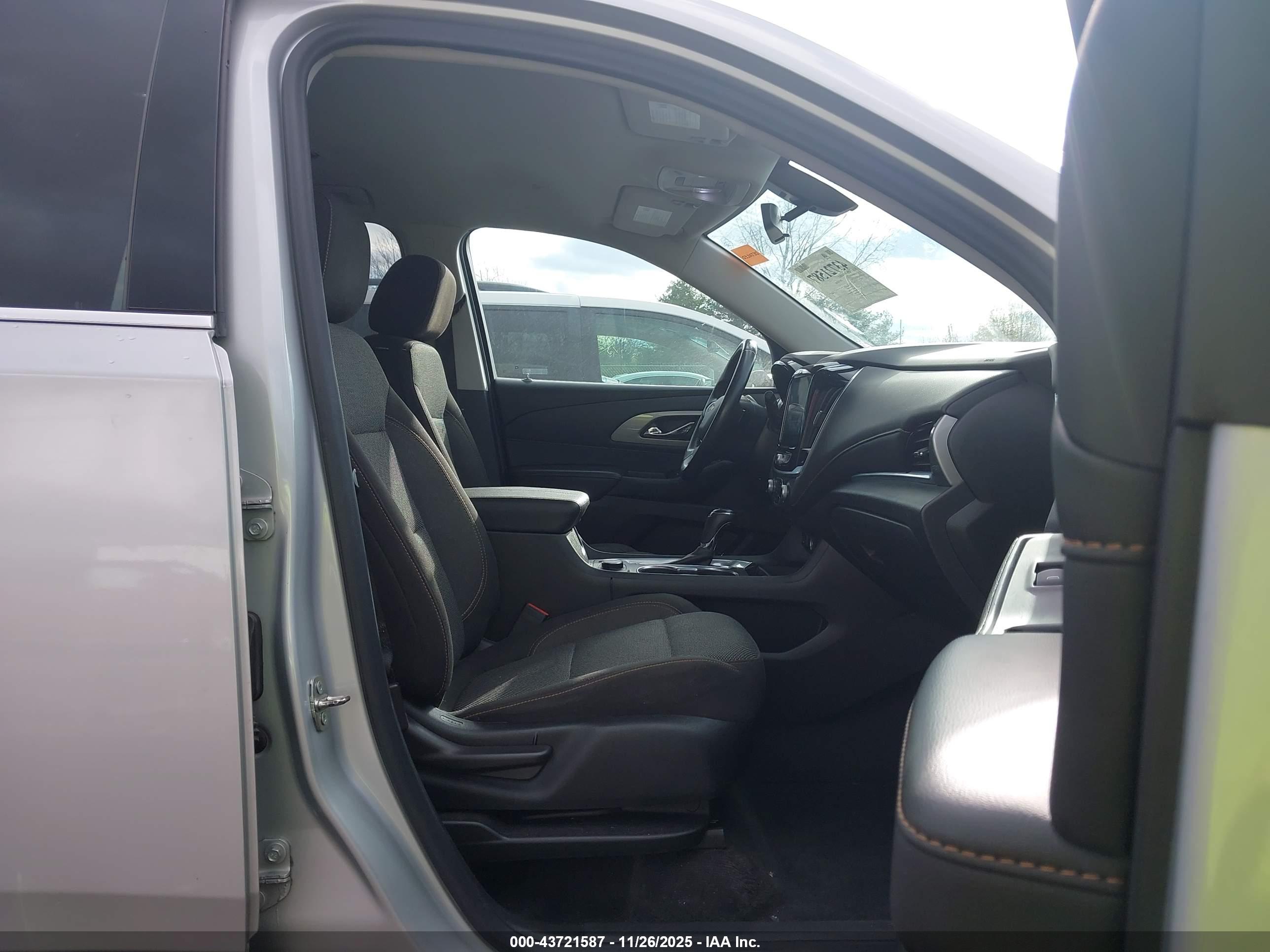 CHEVROLET TRAVERSE image 5