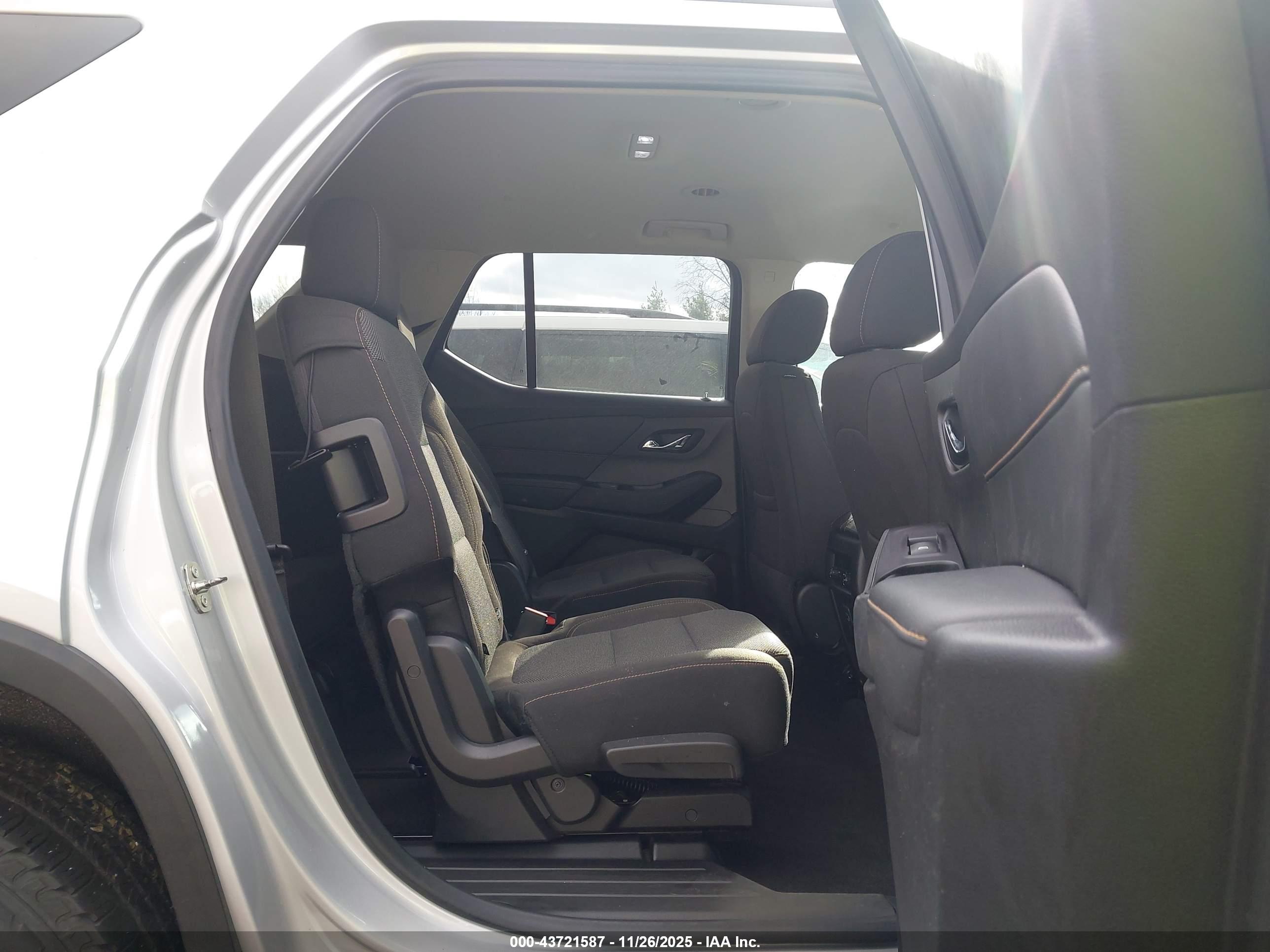 CHEVROLET TRAVERSE image 8