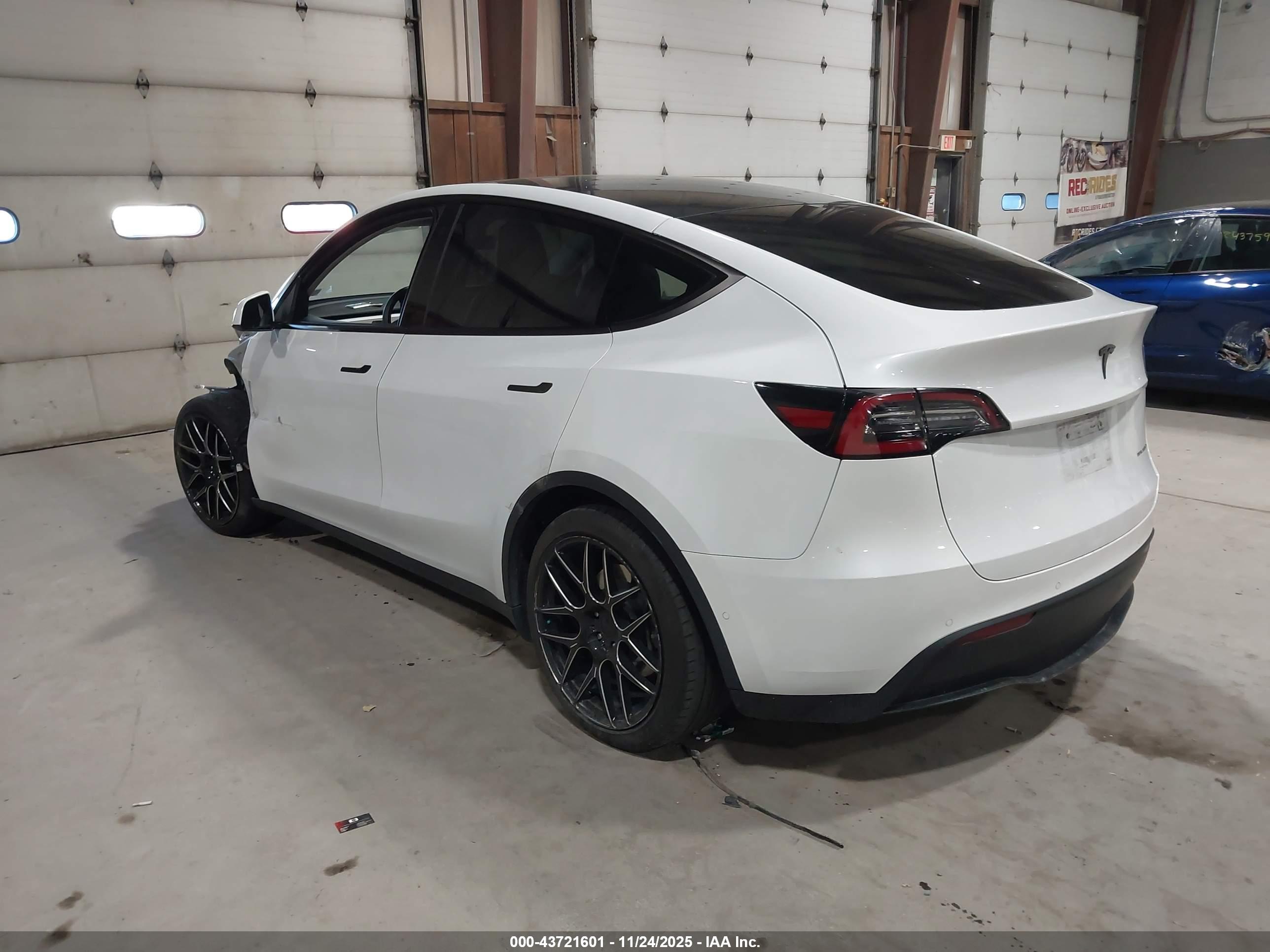 TESLA MODEL image 3