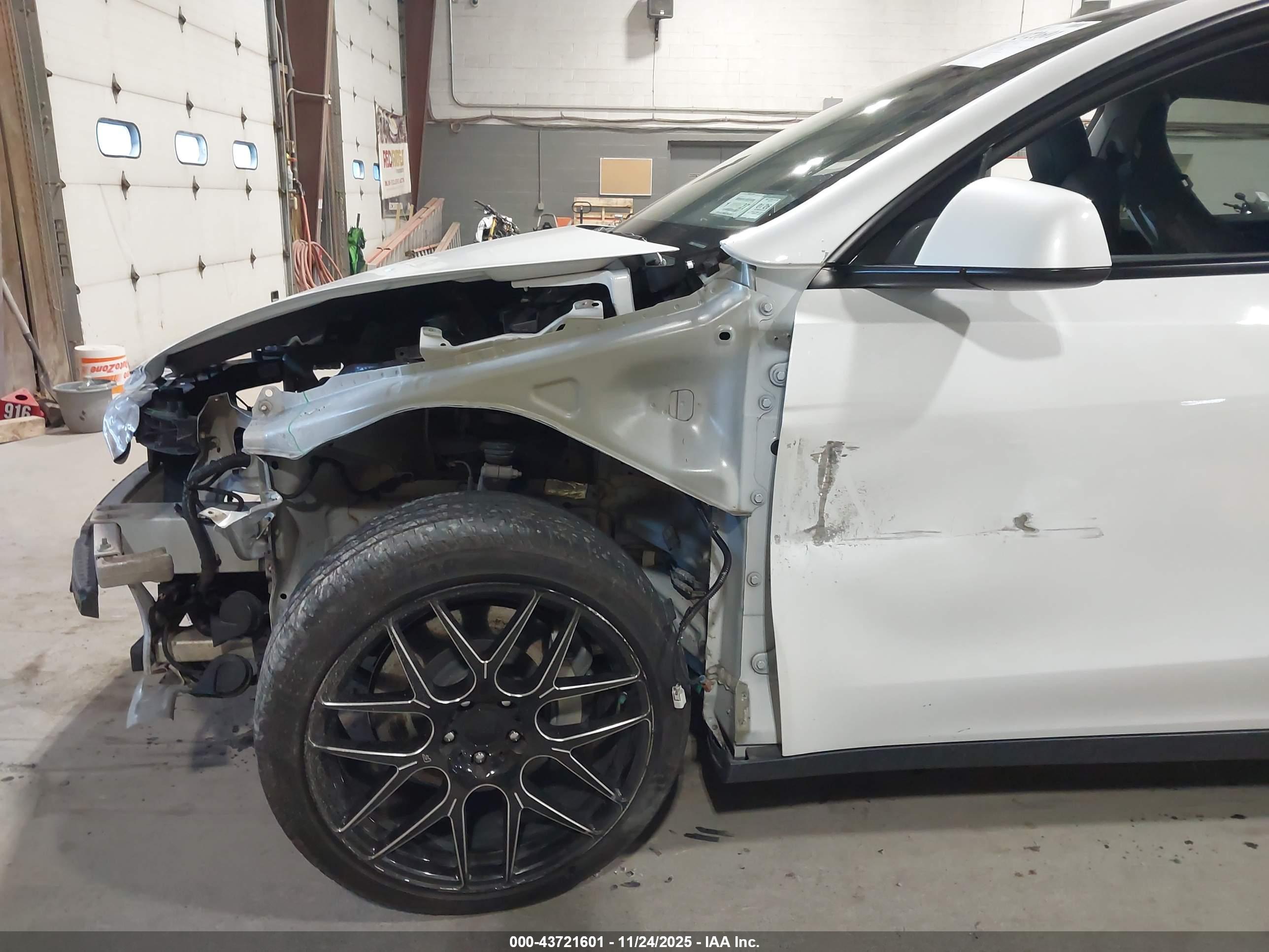 TESLA MODEL image 6