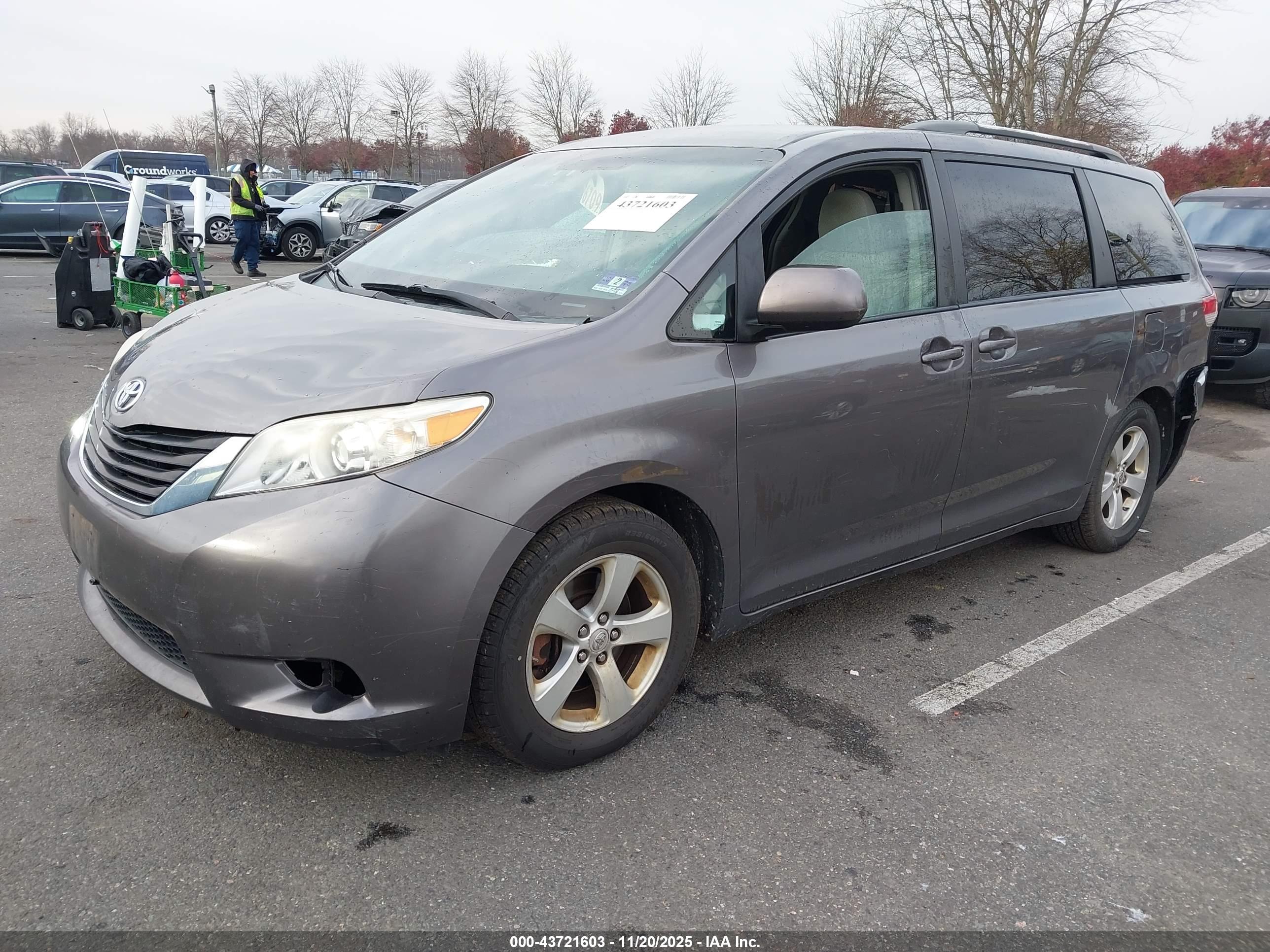 TOYOTA SIENNA image 2