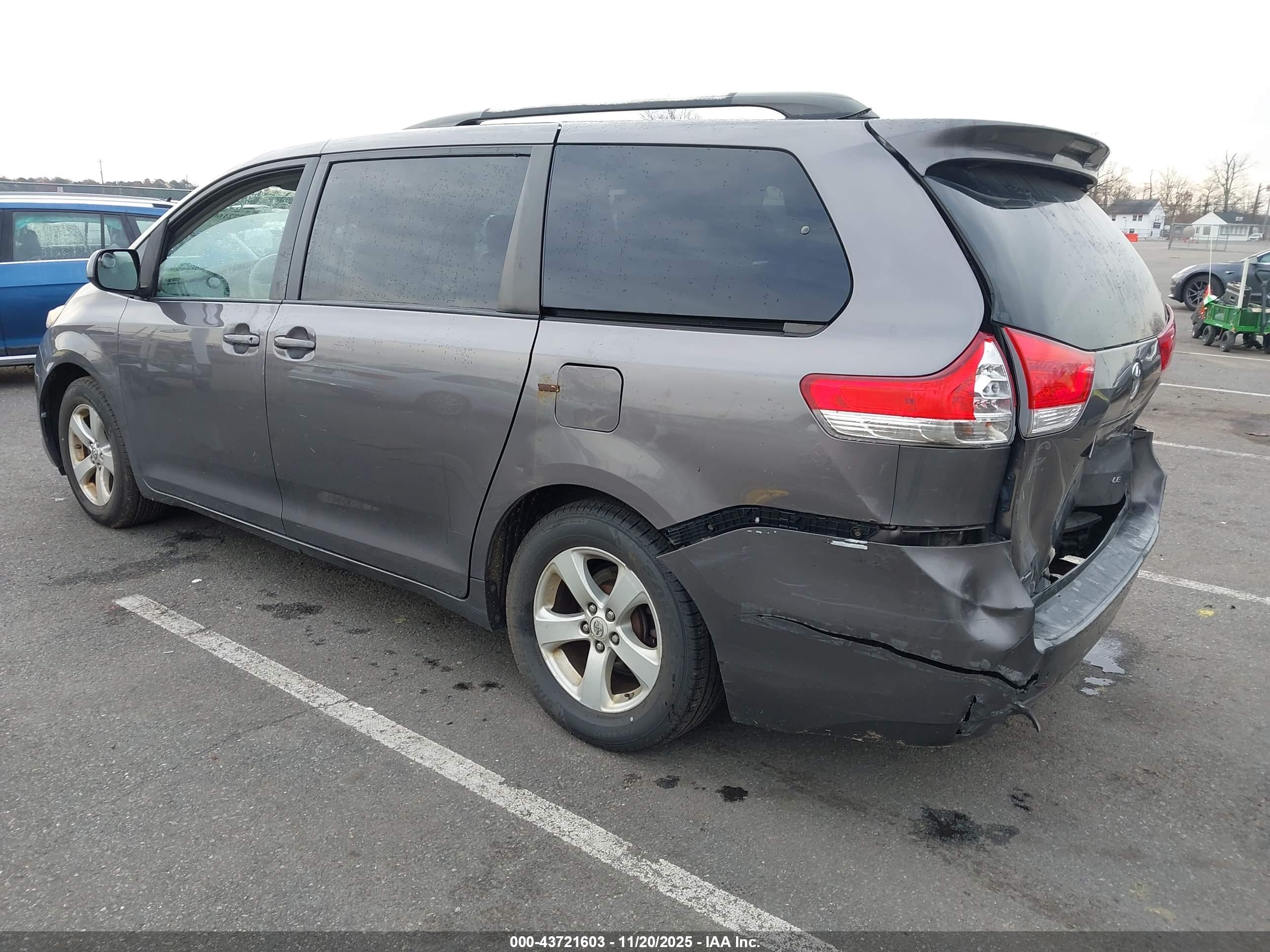 TOYOTA SIENNA image 3