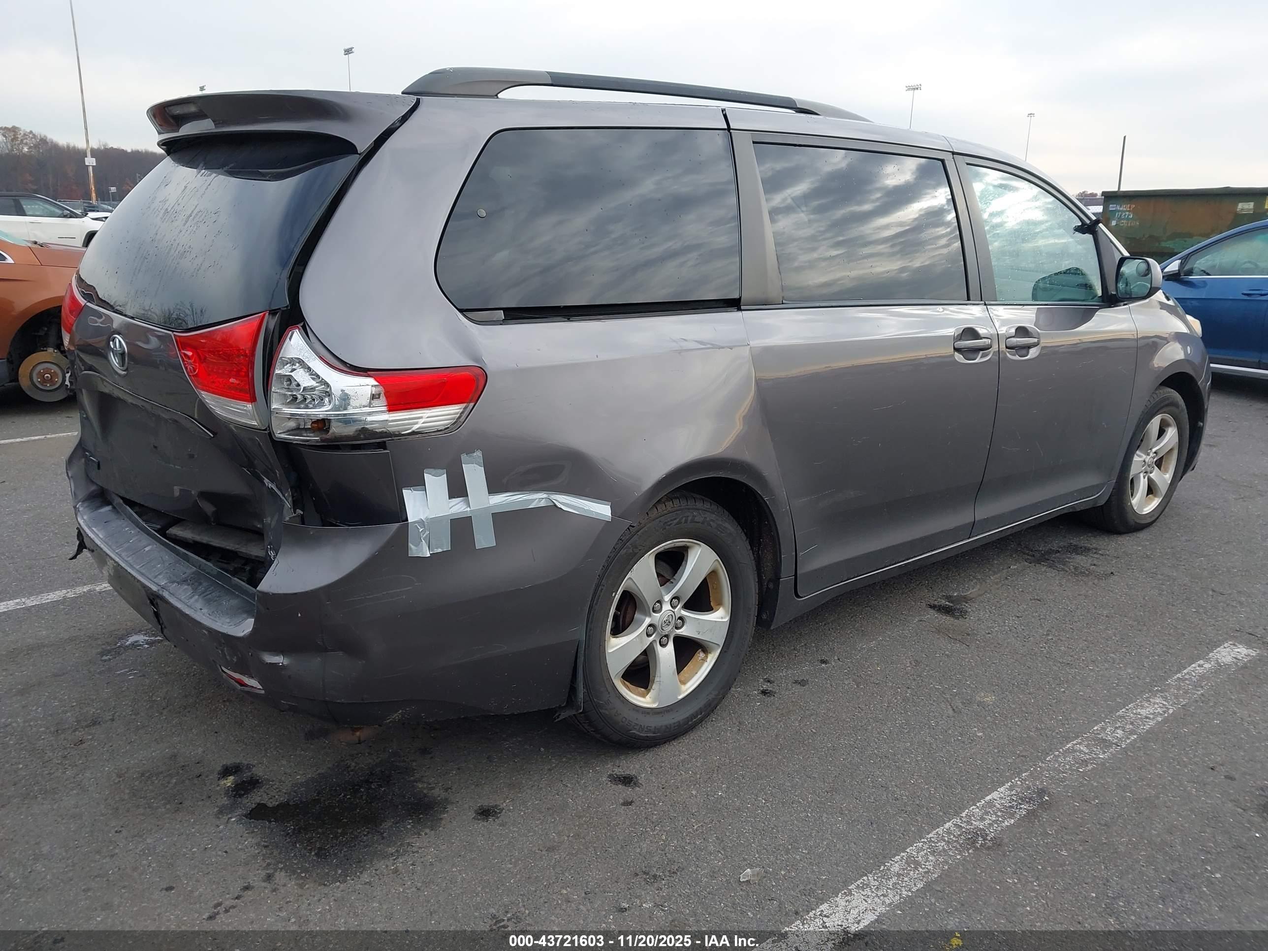 TOYOTA SIENNA image 4